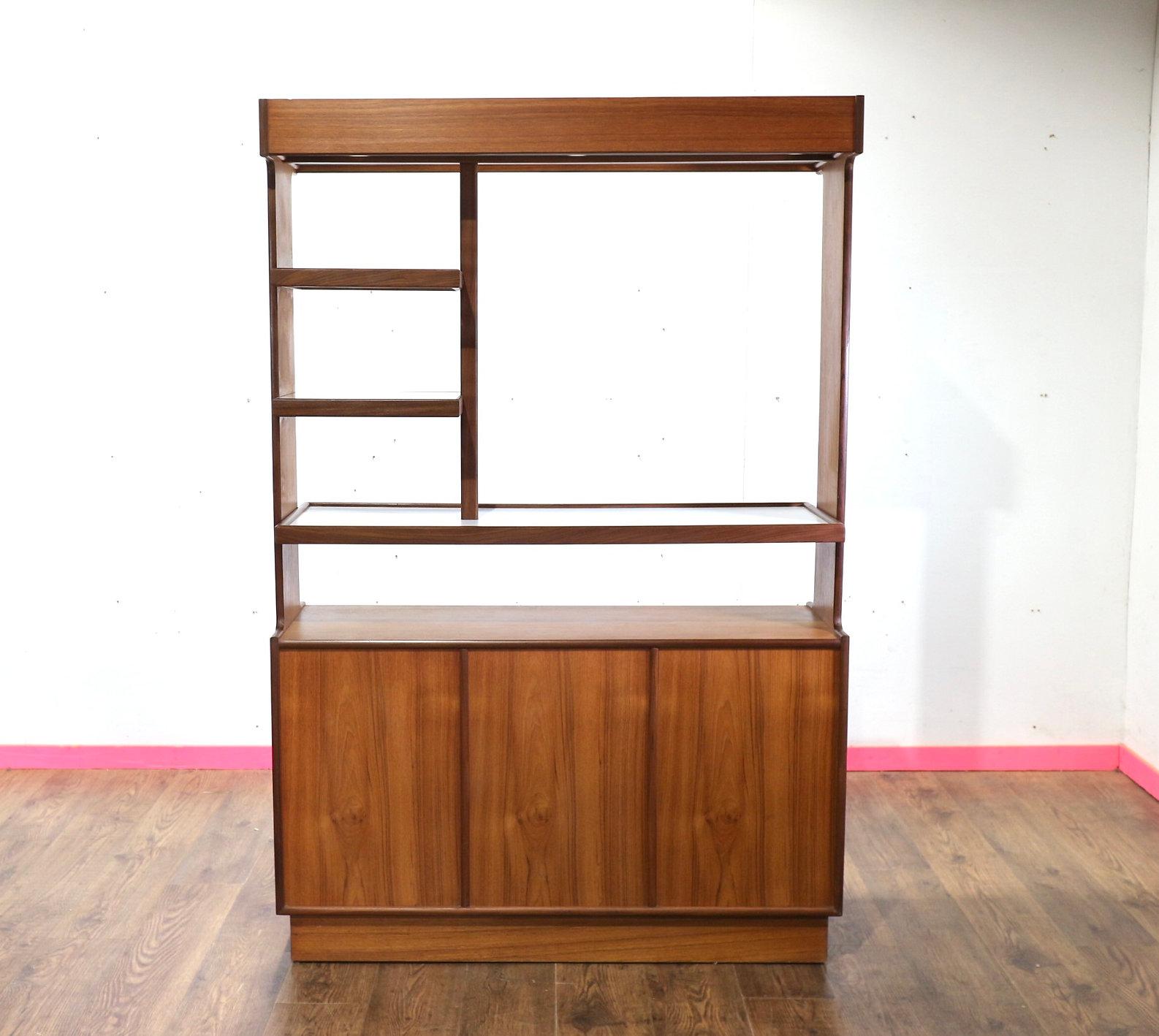 Scopri l'eleganza dell'epoca di metà secolo con questo fantastico mobile da cocktail per home bar moderno di metà secolo. Il grande spazio di archiviazione offerto da questo mobile assicura che tutti gli elementi essenziali per il tuo