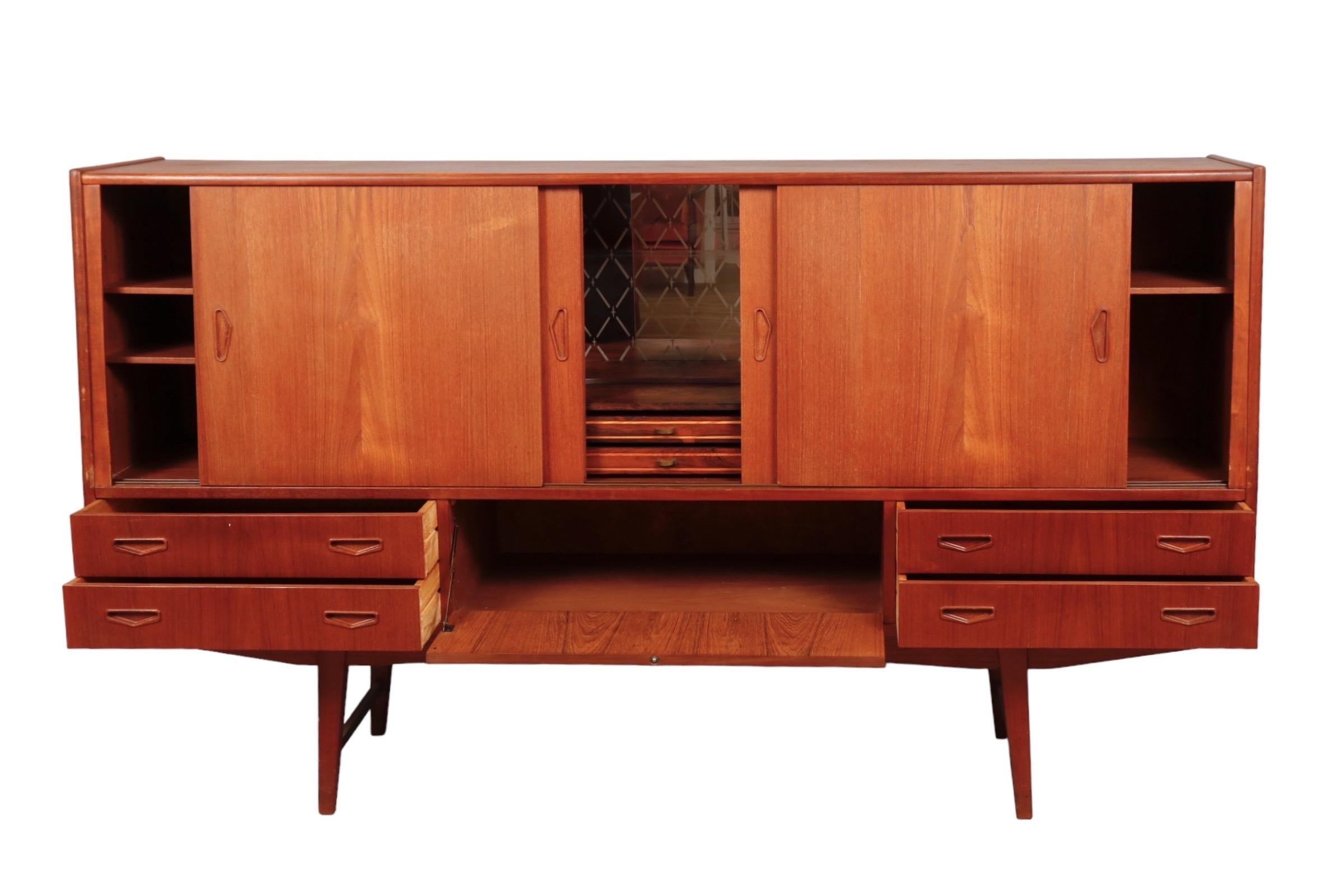 Mid-Century Modern Teak Bar Sideboard In Good Condition In Hudson, NY
