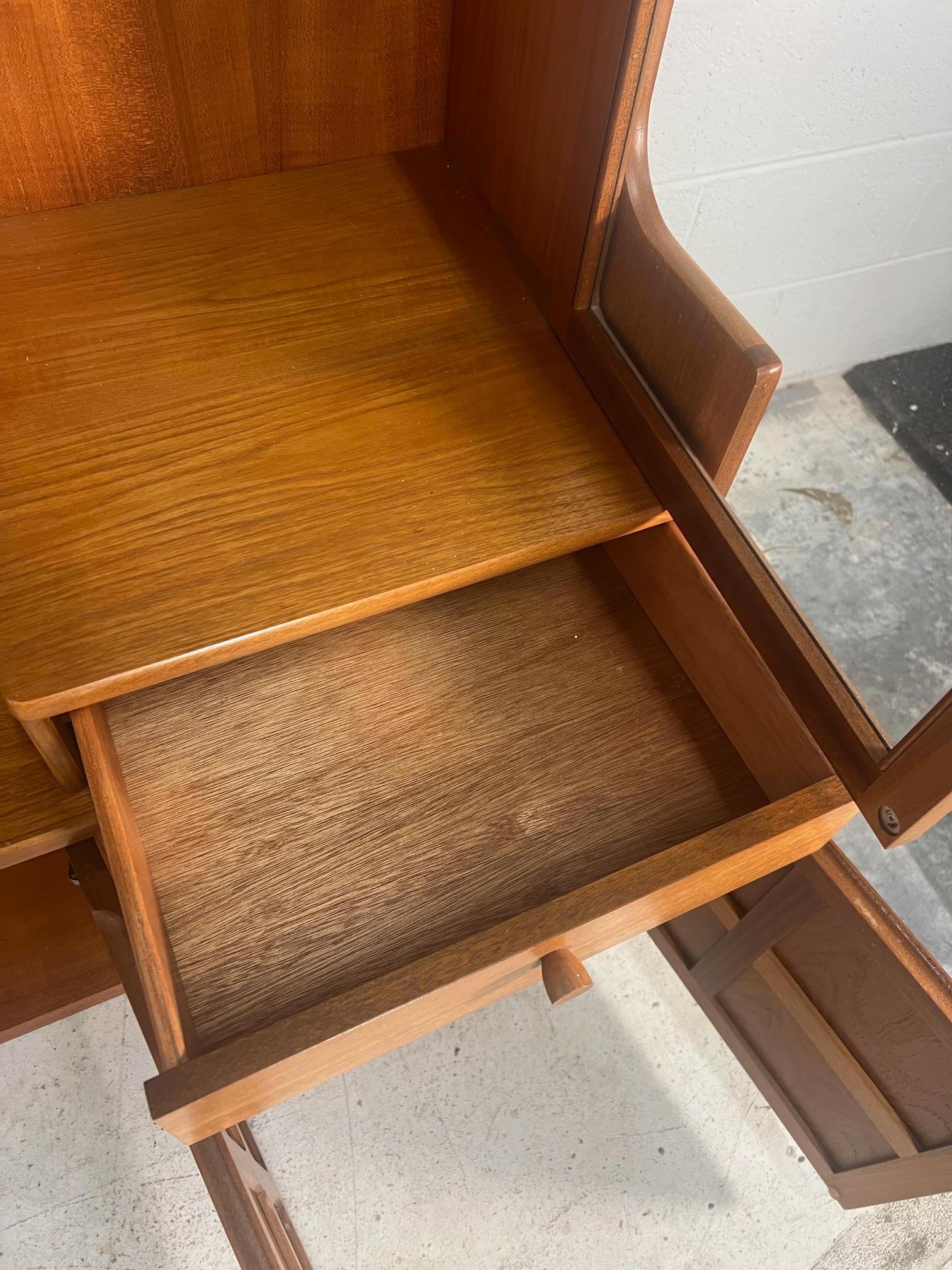 Mid Century Modern Teak Buffet Hutch Display China Cabinet By Nathan Furniture In Good Condition In Atlanta, GA