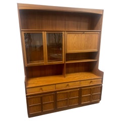 Moderner Buffet Hutch-Vitrinenschrank aus Teakholz von Nathan Furniture aus der Mitte des Jahrhunderts