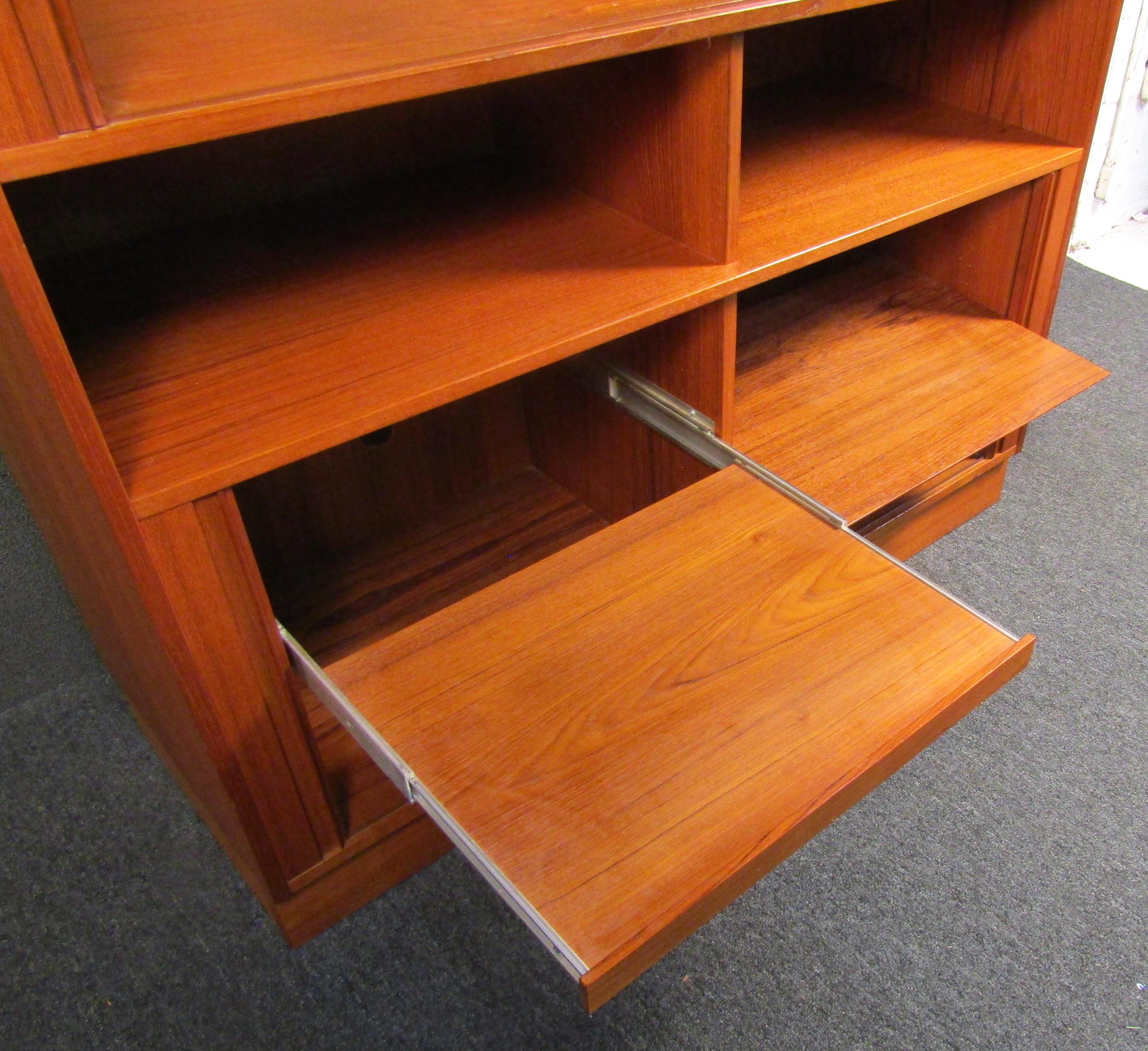 Armadio in teak moderno di metà secolo in vendita 4