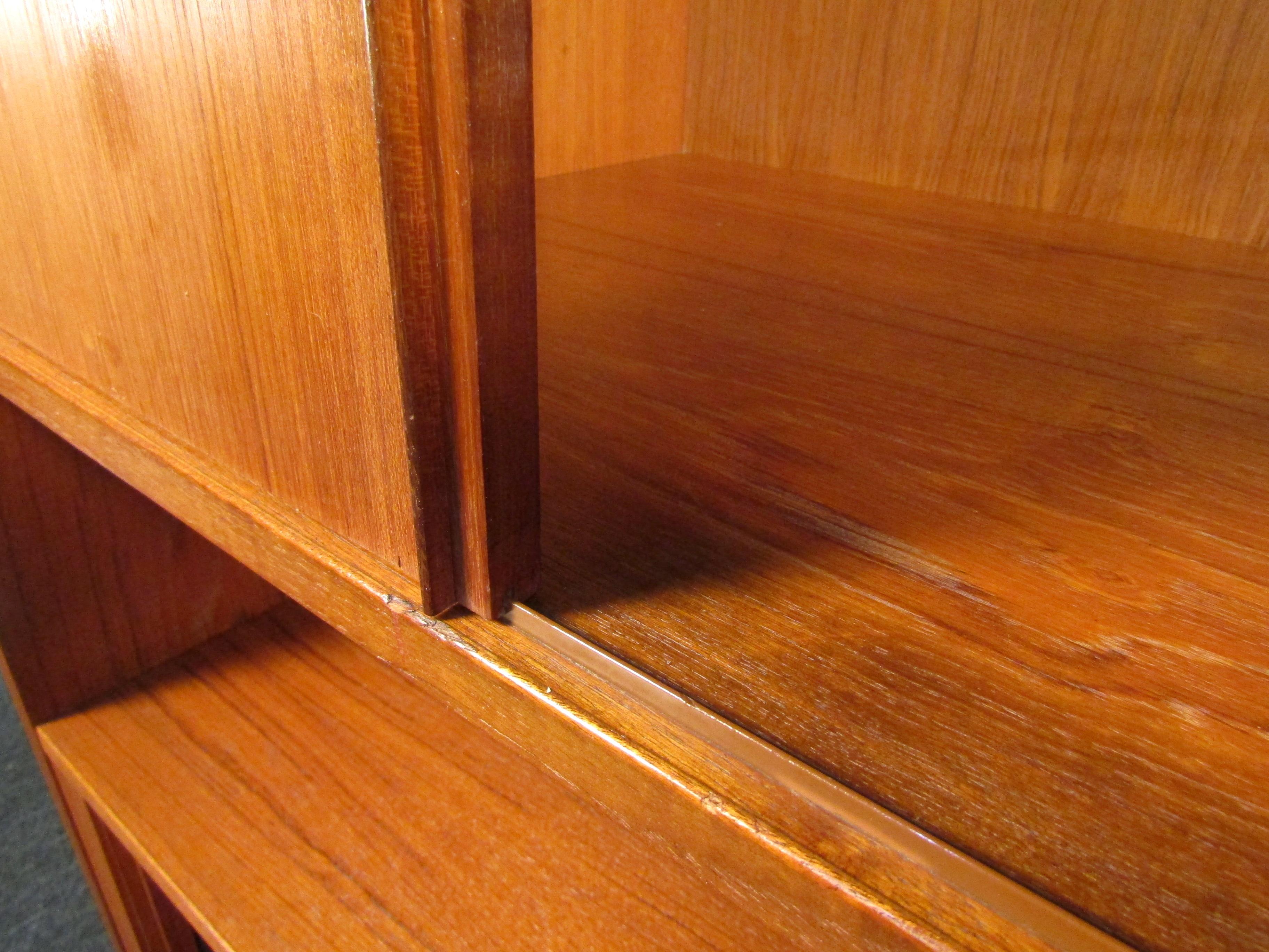 Armadio in teak moderno di metà secolo in vendita 6