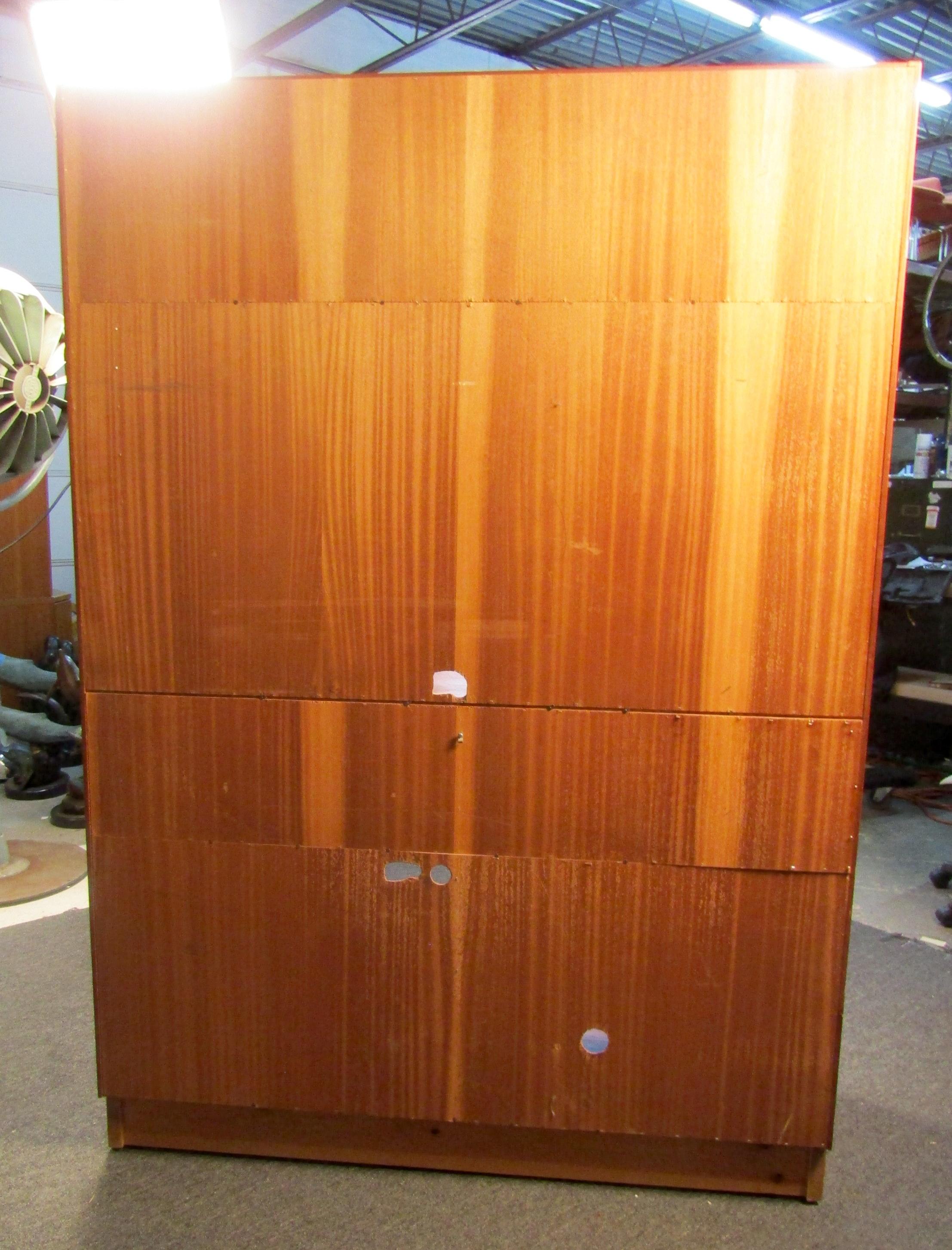Armadio in teak moderno di metà secolo in vendita 12