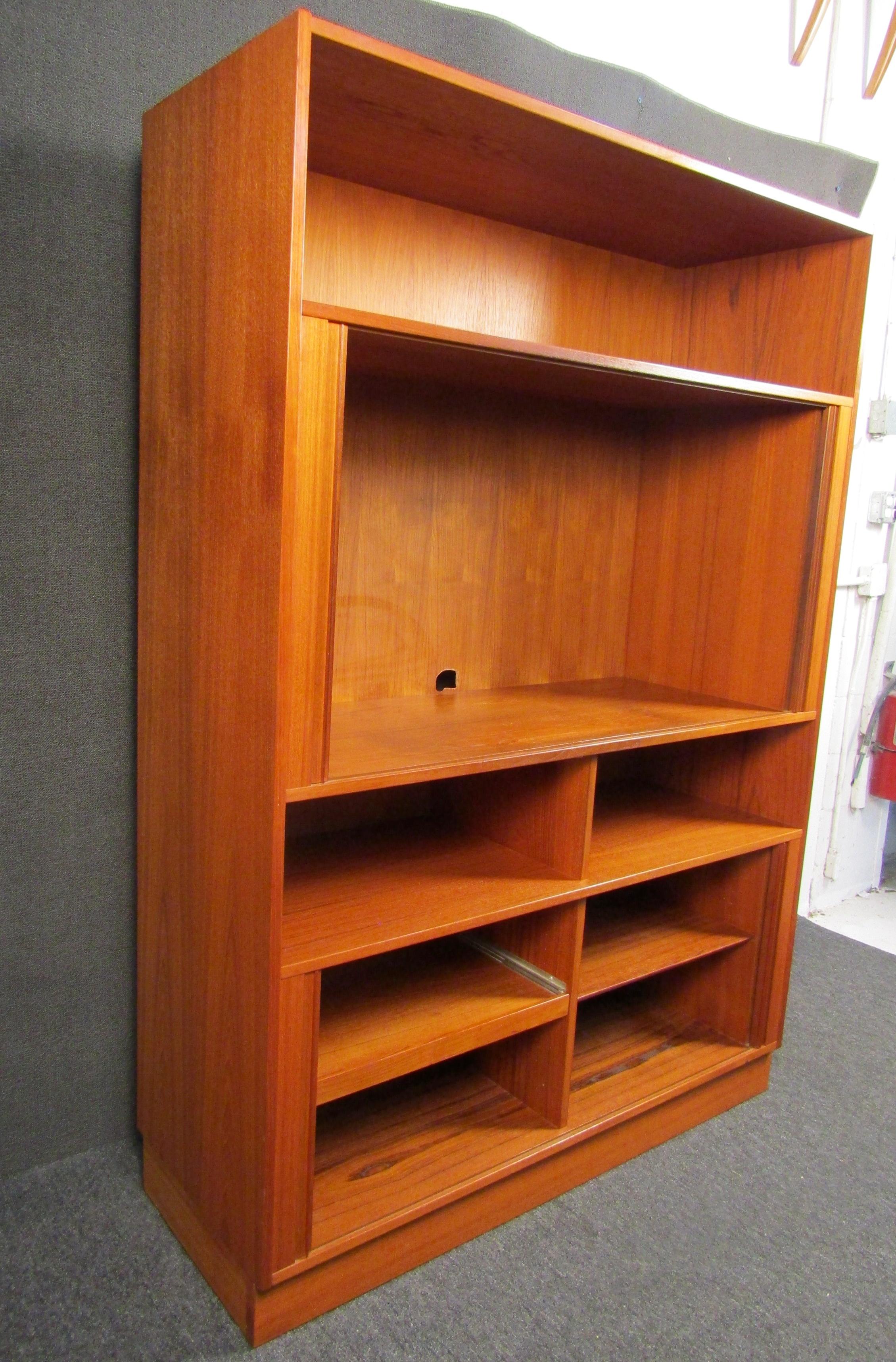 Mid-Century Modern Teak Cabinet For Sale 1