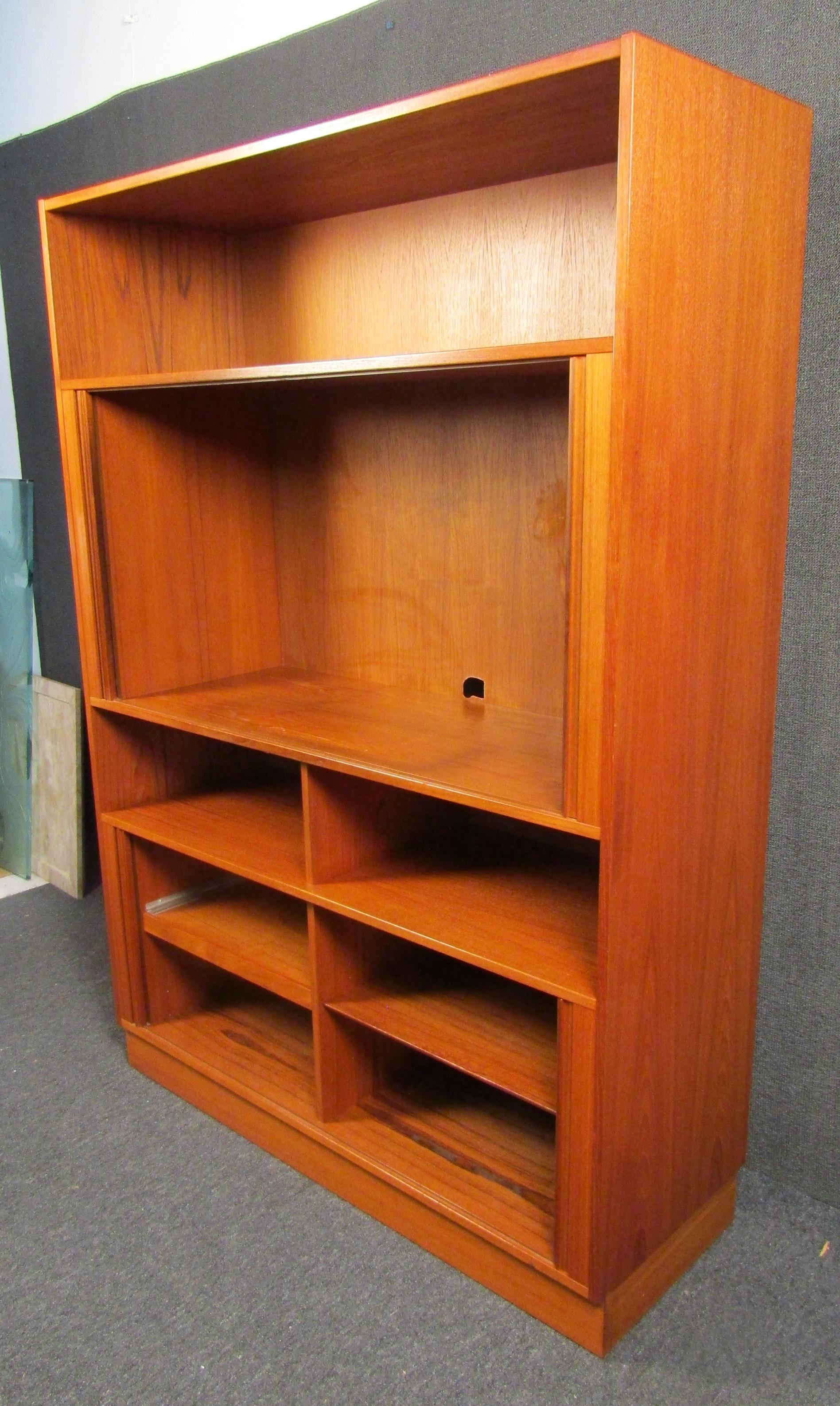 Teak Armadio in teak moderno di metà secolo in vendita