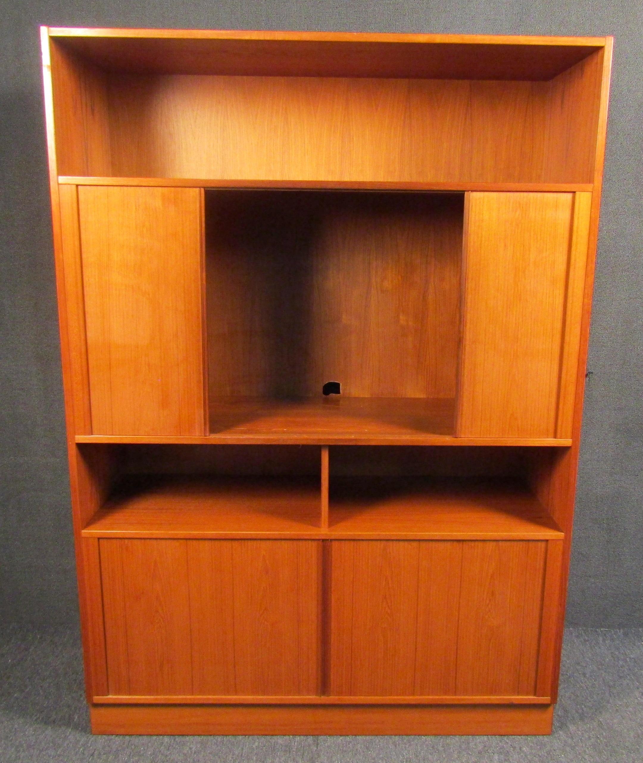 Armadio in teak moderno di metà secolo in vendita 1