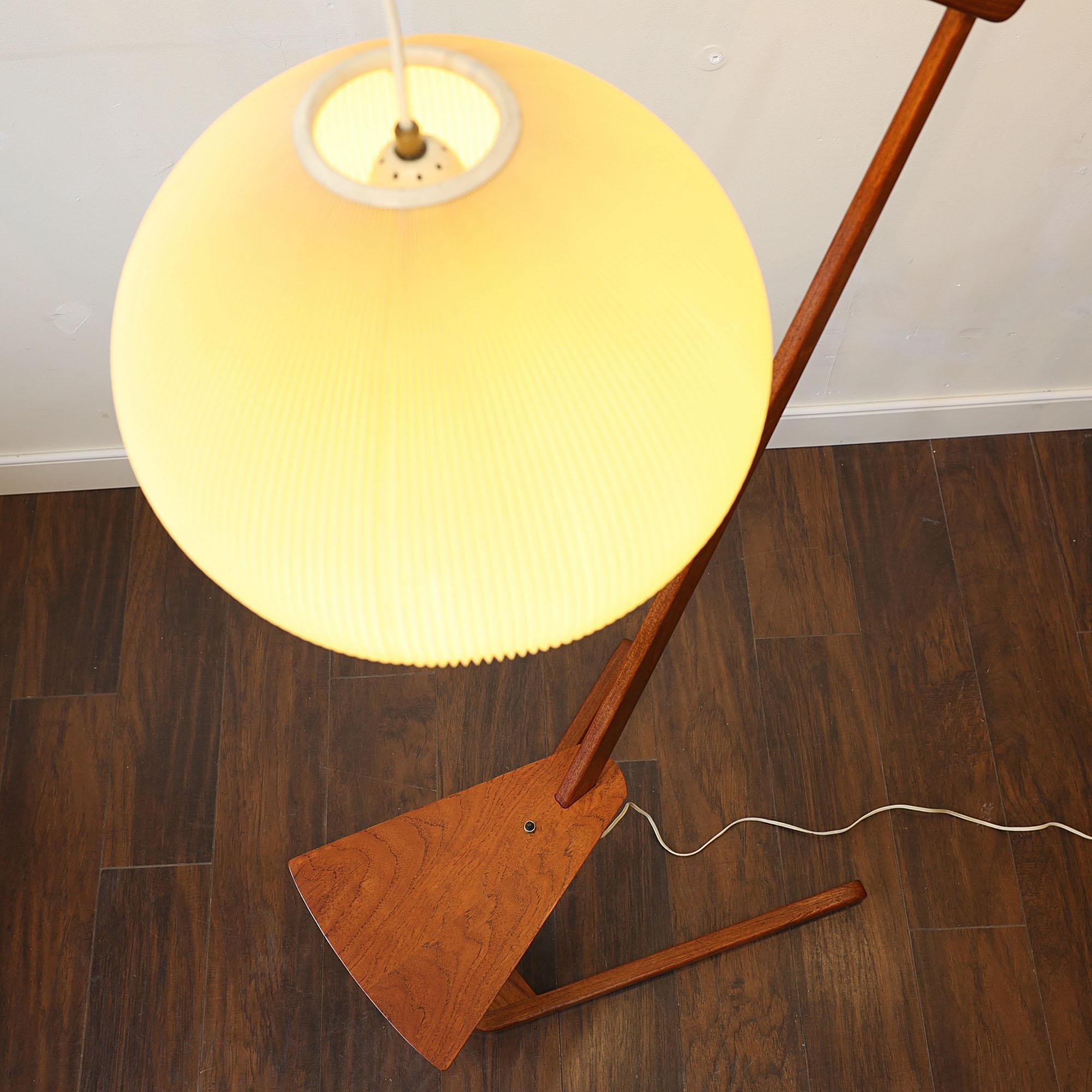 European Mid-Century Modern Teak Cantilever Floor Lamp 'Pleated Sphere Shade' For Sale