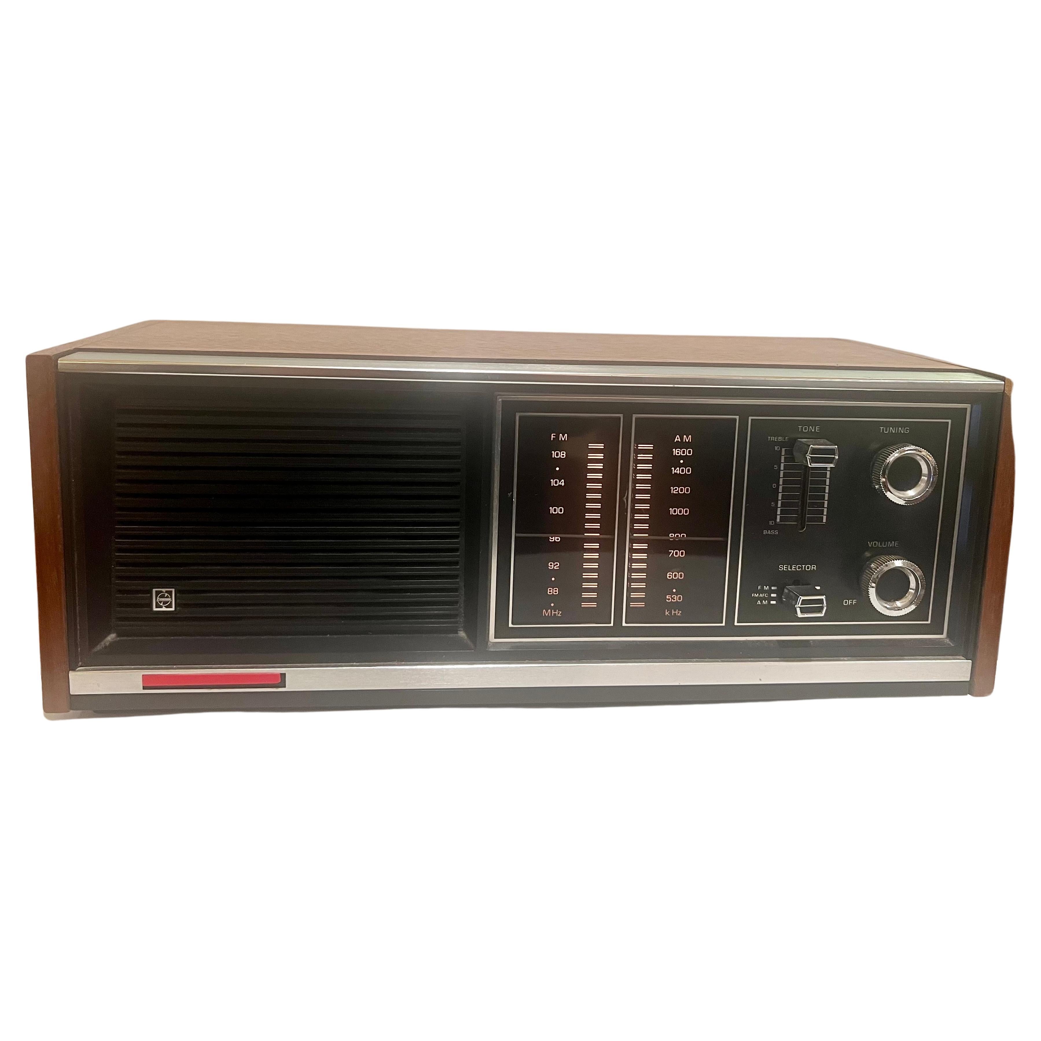 Cool in funktionierendem Zustand Panasonic Modell RE-7371 AM/FM Radio circa 1970's großen Zustand schön Teakholz Fall mit Chrom-Akzenten .