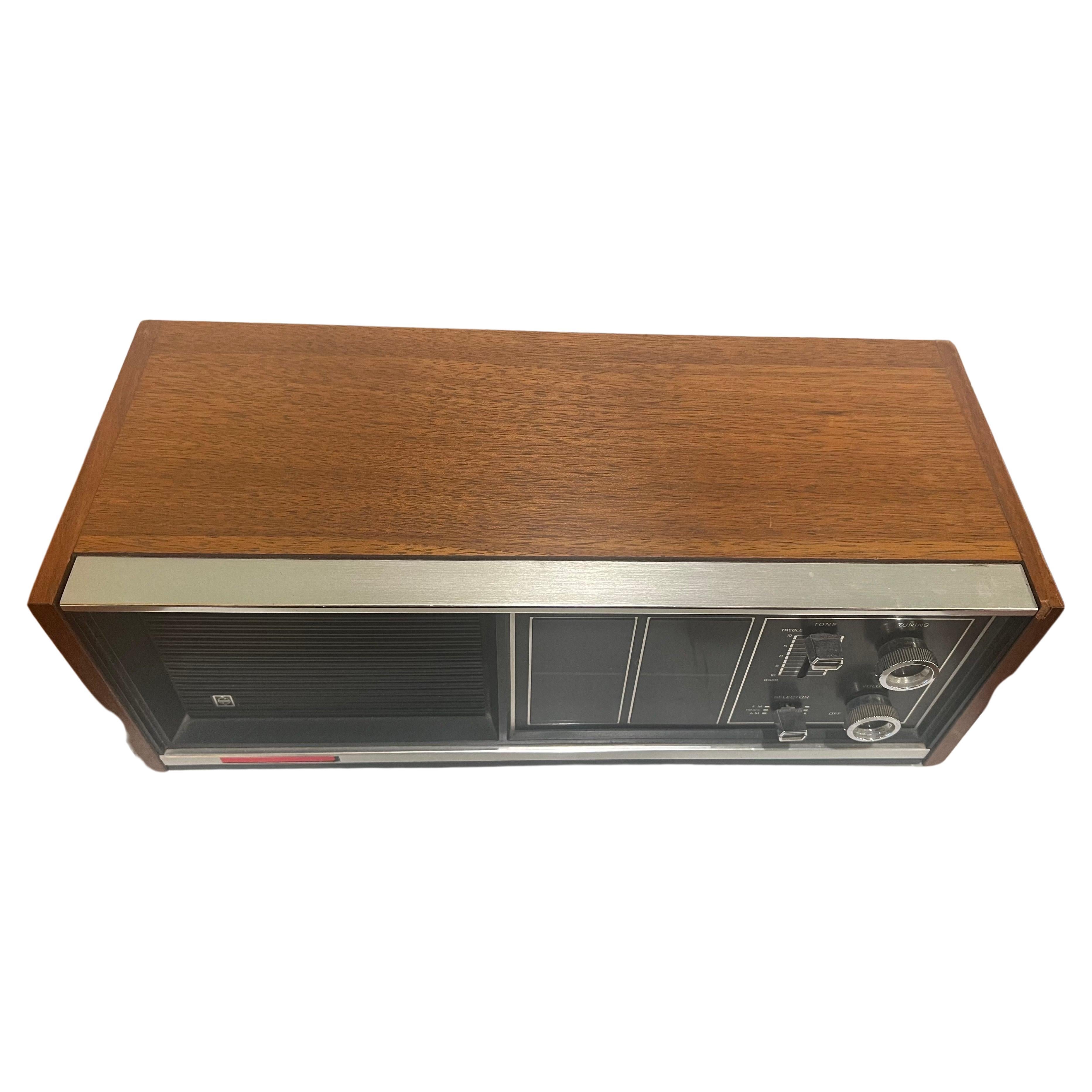 Modernes Teakholzgehäuse AM/FM Stereo Radio von Panasonic aus der Mitte des Jahrhunderts  (Moderne der Mitte des Jahrhunderts) im Angebot