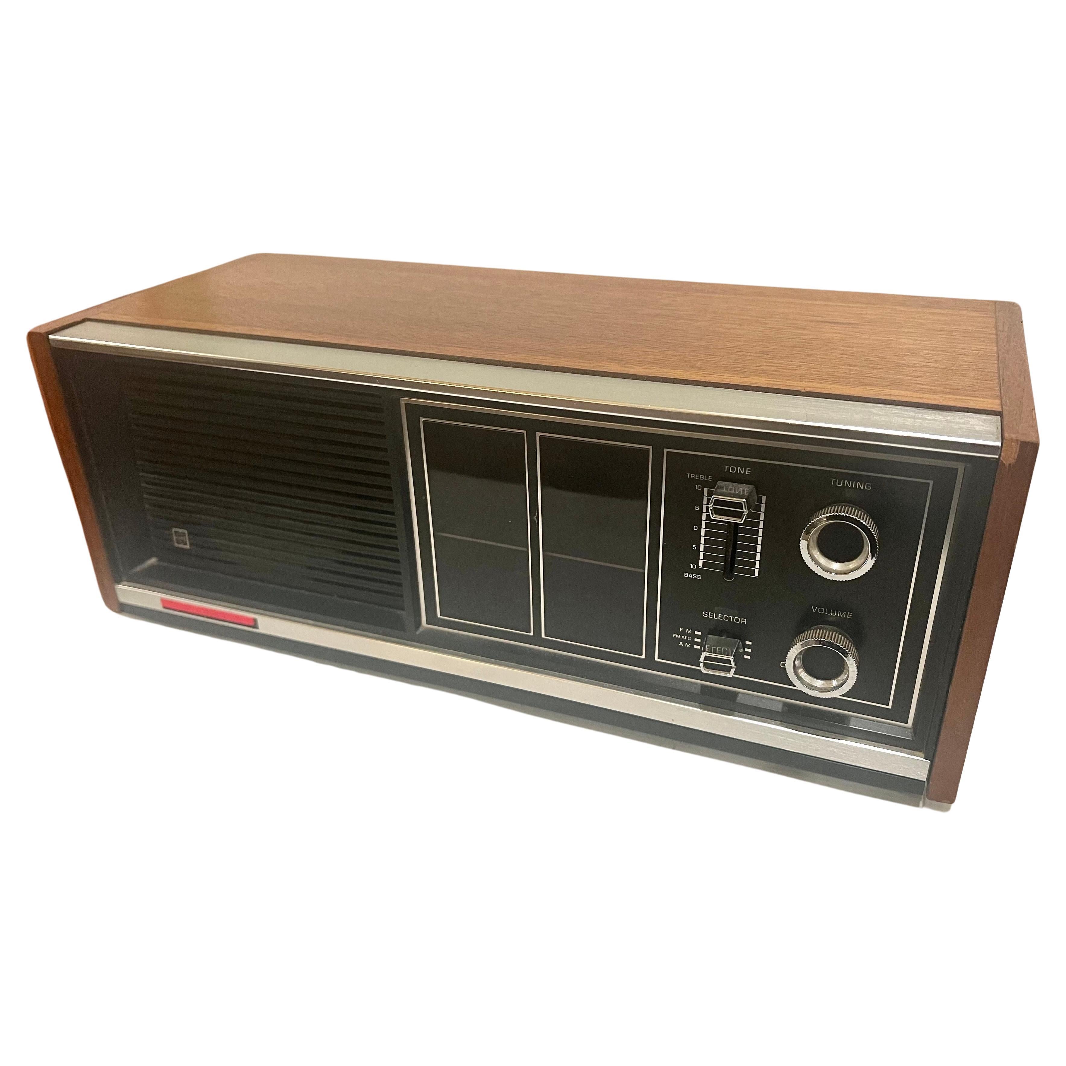Modernes Teakholzgehäuse AM/FM Stereo Radio von Panasonic aus der Mitte des Jahrhunderts  (Japanisch) im Angebot