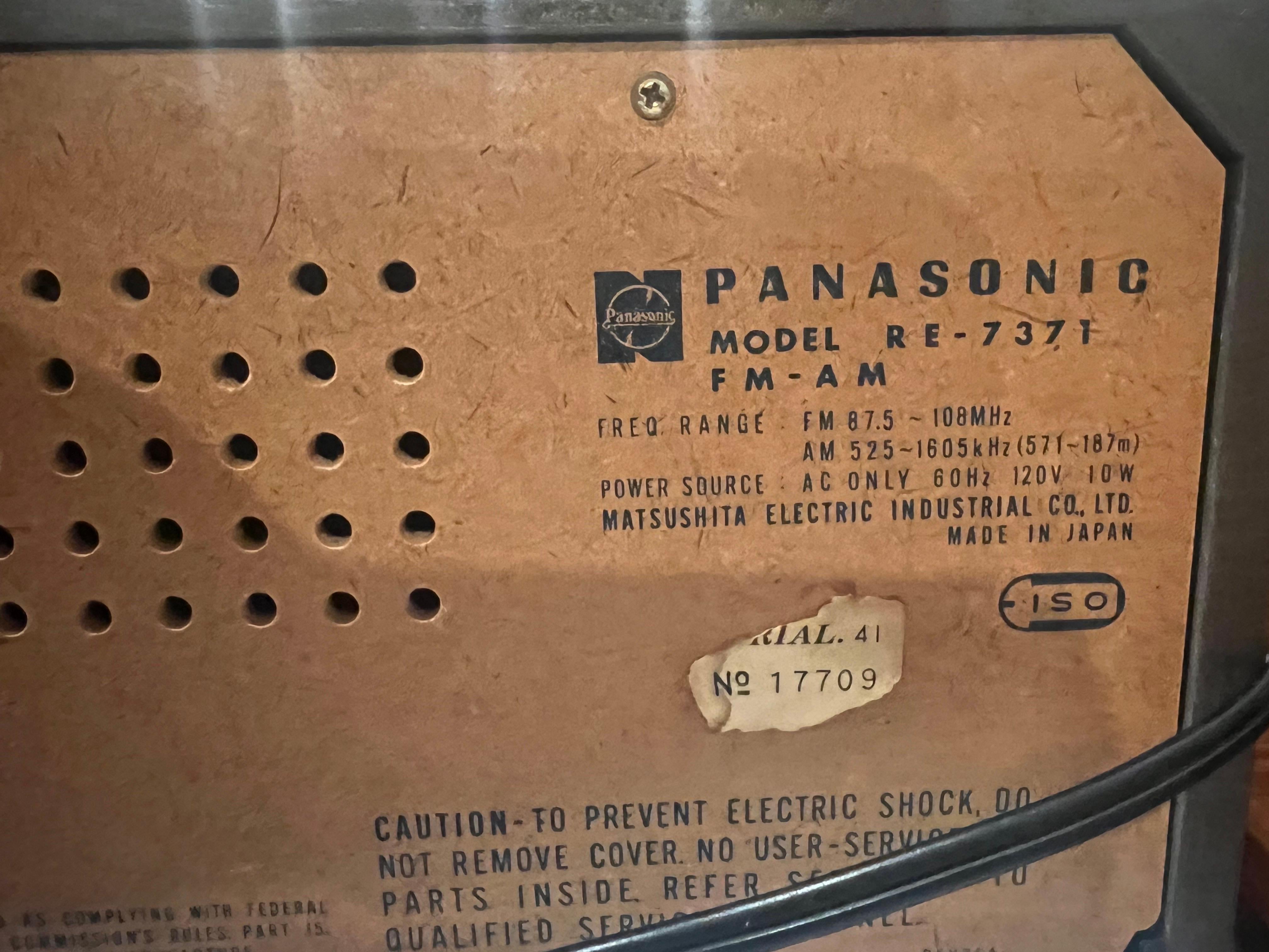 Radio estéreo AM/FM con carcasa de teca moderna de mediados de siglo de Panasonic  Japonés en venta