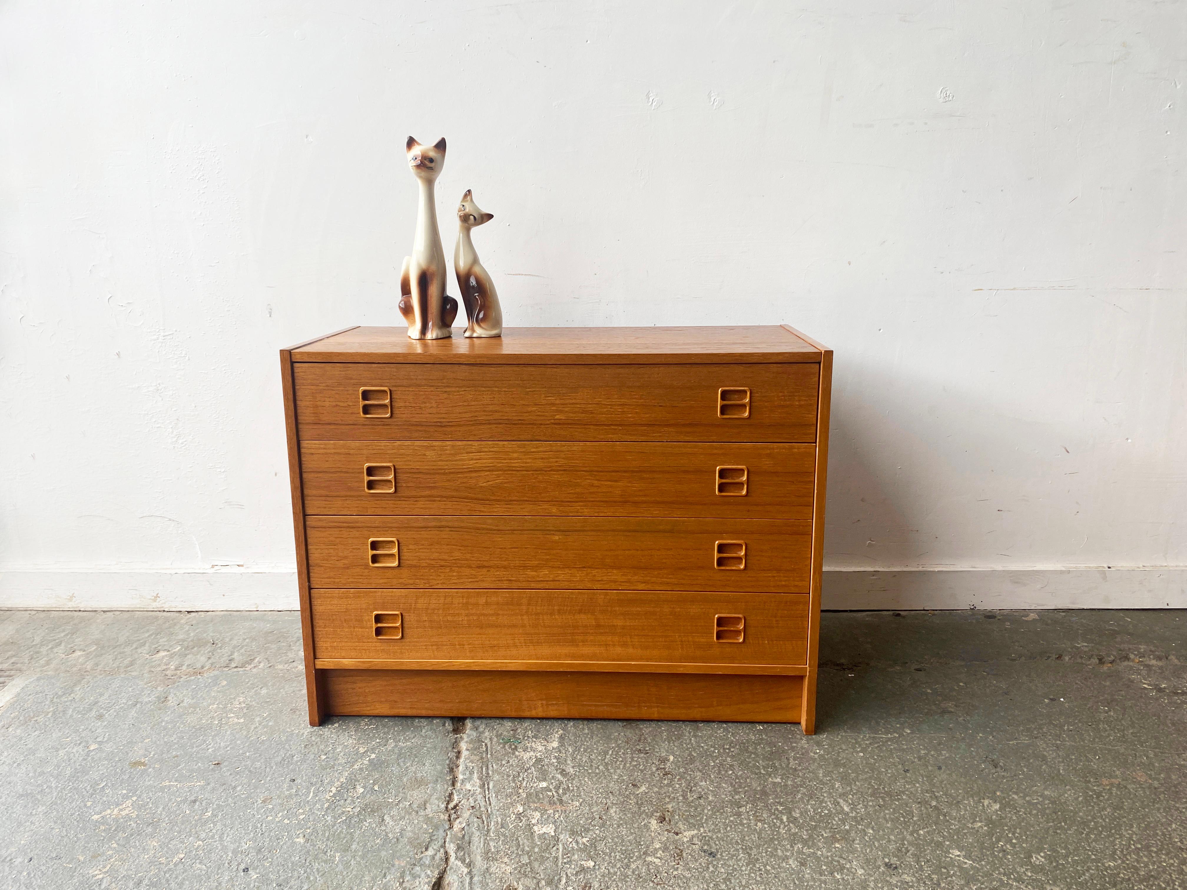 Eine dänische Kommode aus Teakholz aus der Mitte des Jahrhunderts von Sejling Skabe, hergestellt in den 1960er Jahren. 

Das aus hochwertigem Teakholz gefertigte Möbelstück spiegelt das klassische moderne dänische Design wider - minimalistisch,