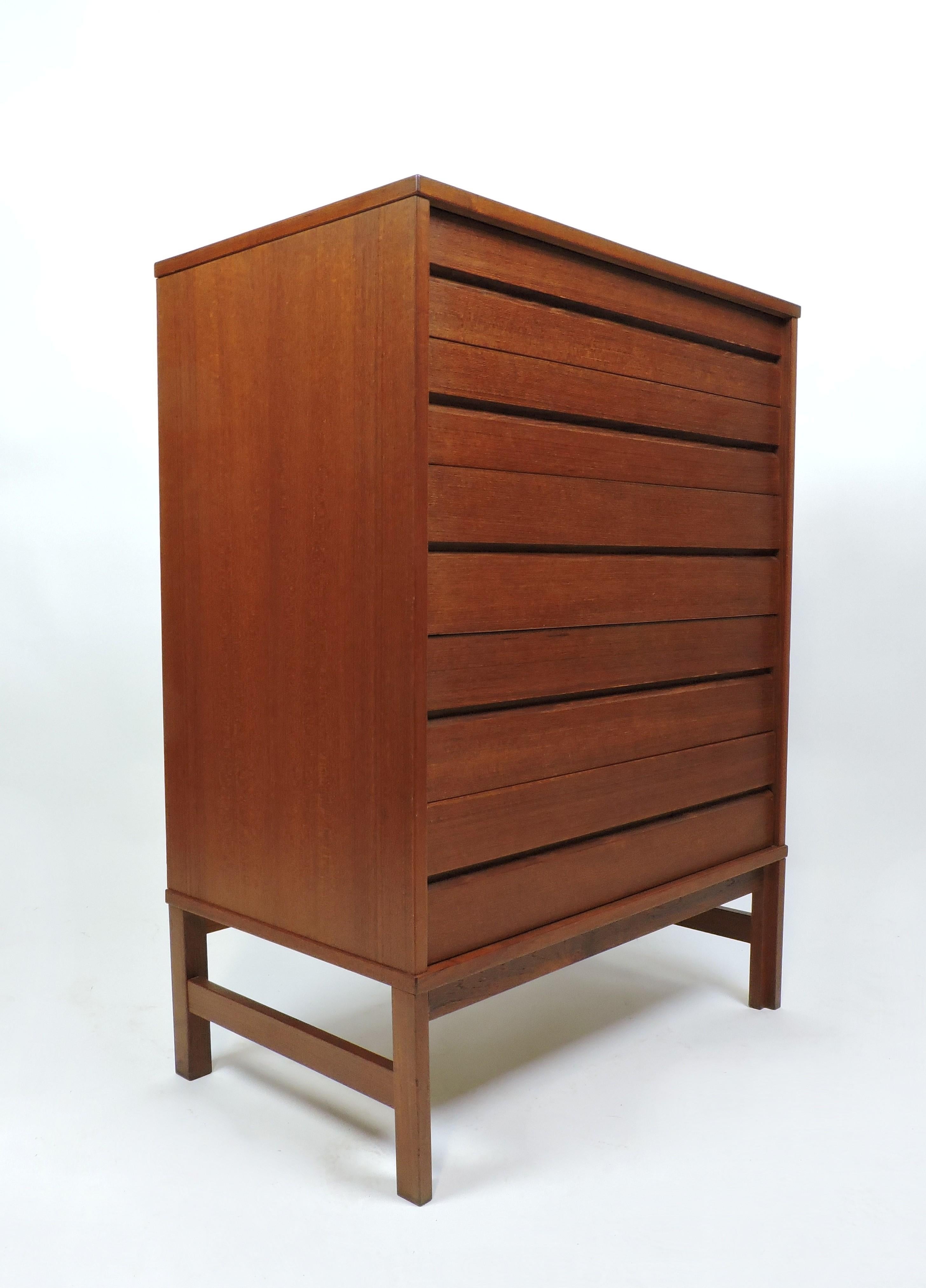 Mid-Century Modern Teak Chest of Drawers Dresser Danish Style In Good Condition In Chesterfield, NJ