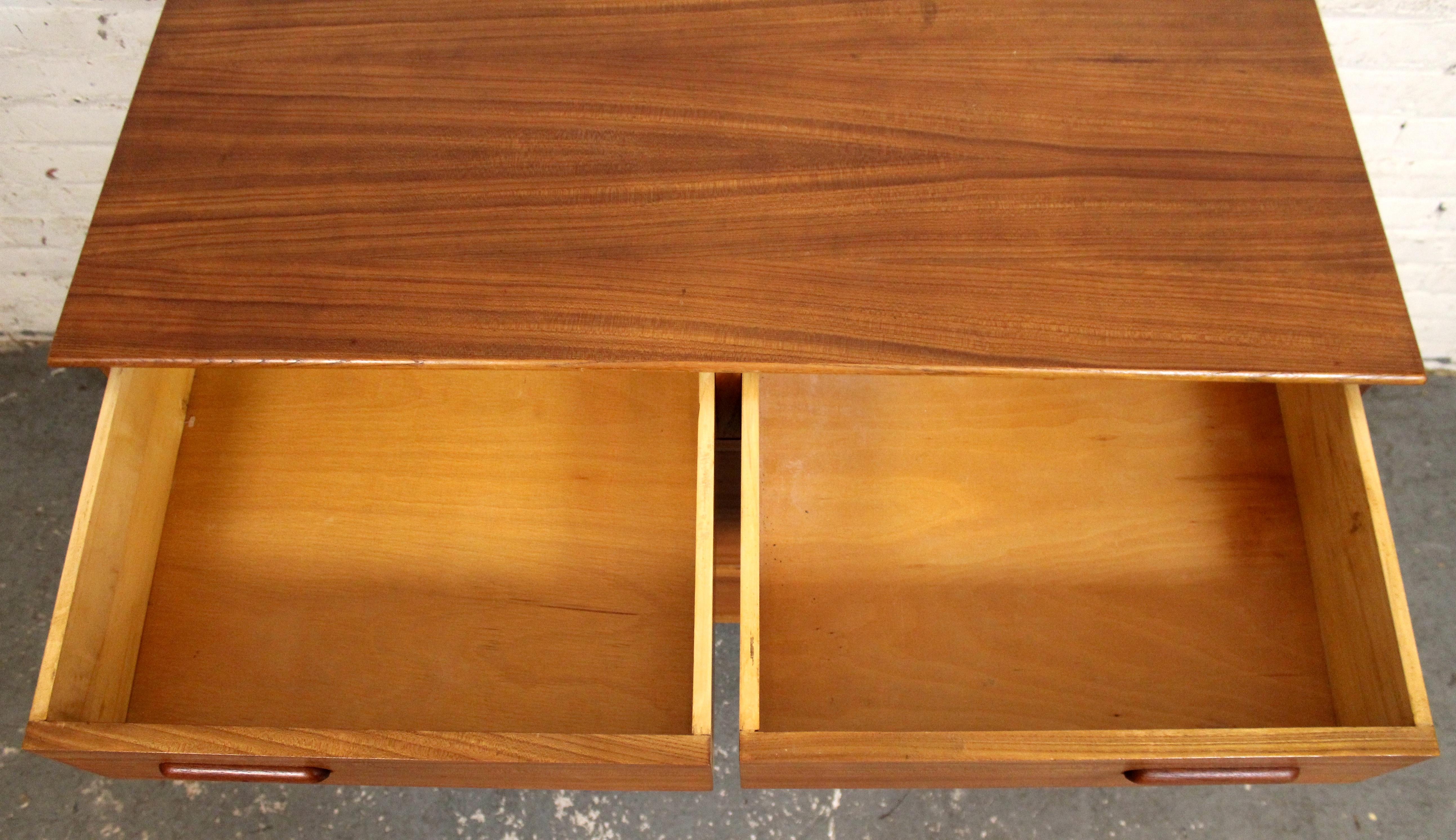Mid-Century Modern Teak Chest of Drawers For Sale 4