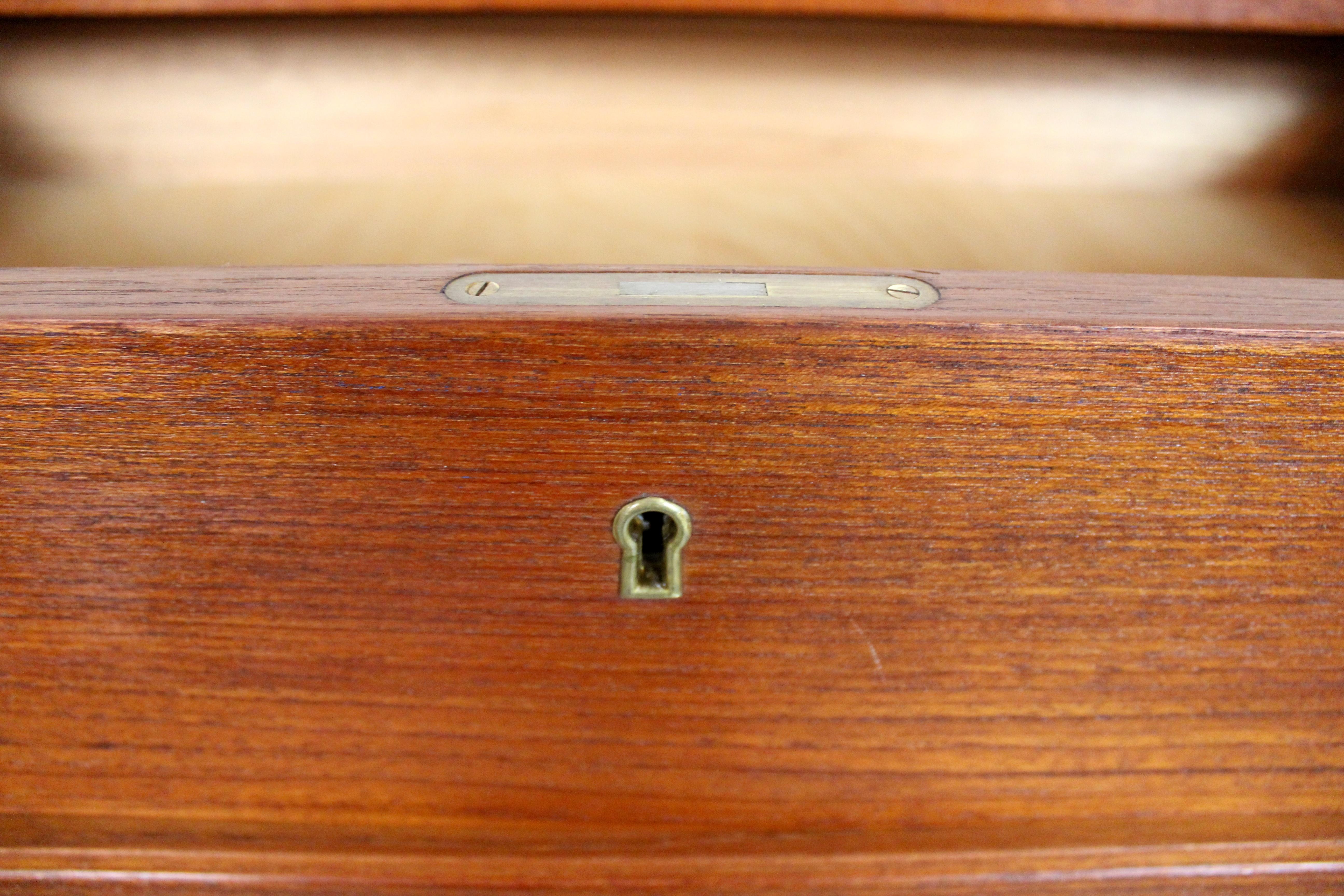 Mid-Century Modern Teak Chest of Drawers For Sale 4