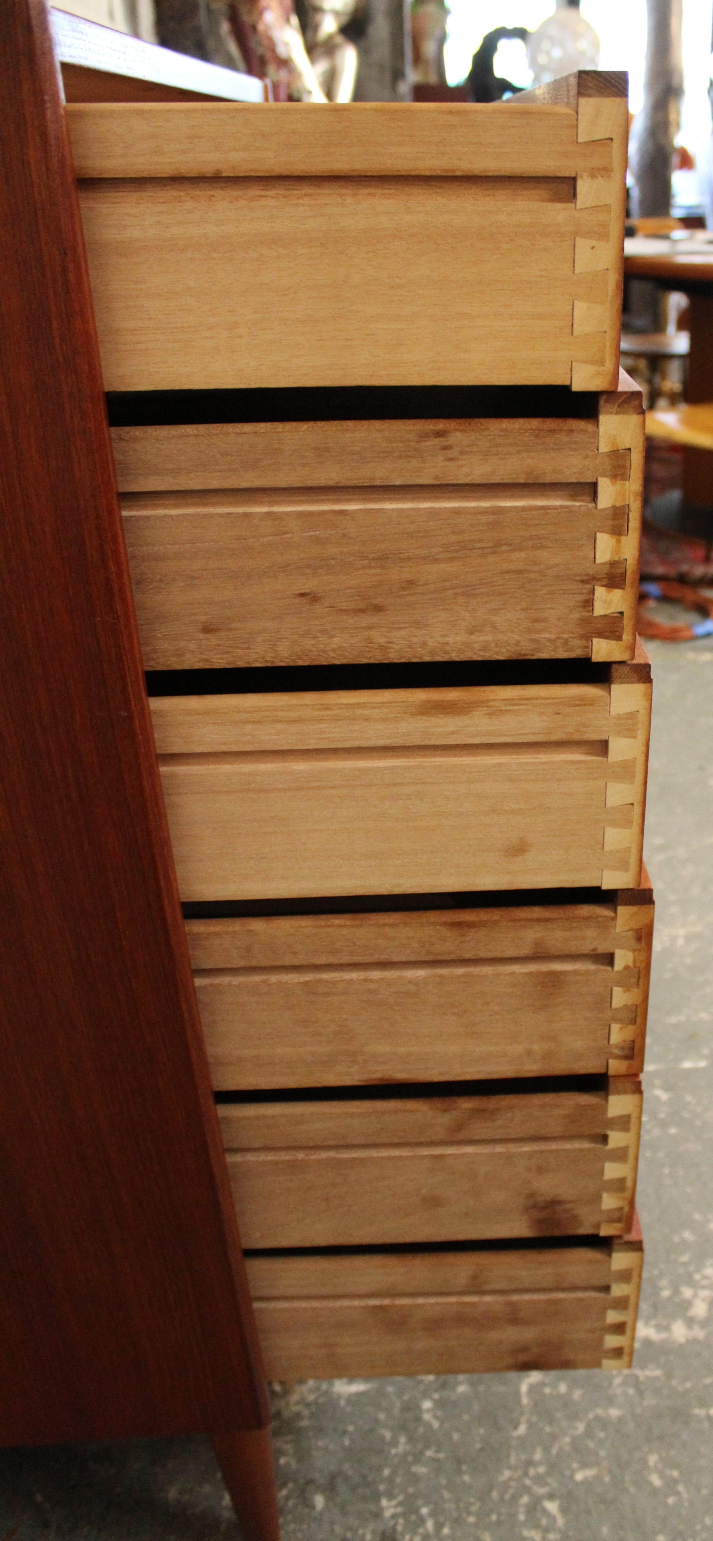 Mid-Century Modern Teak Chest of Drawers For Sale 5