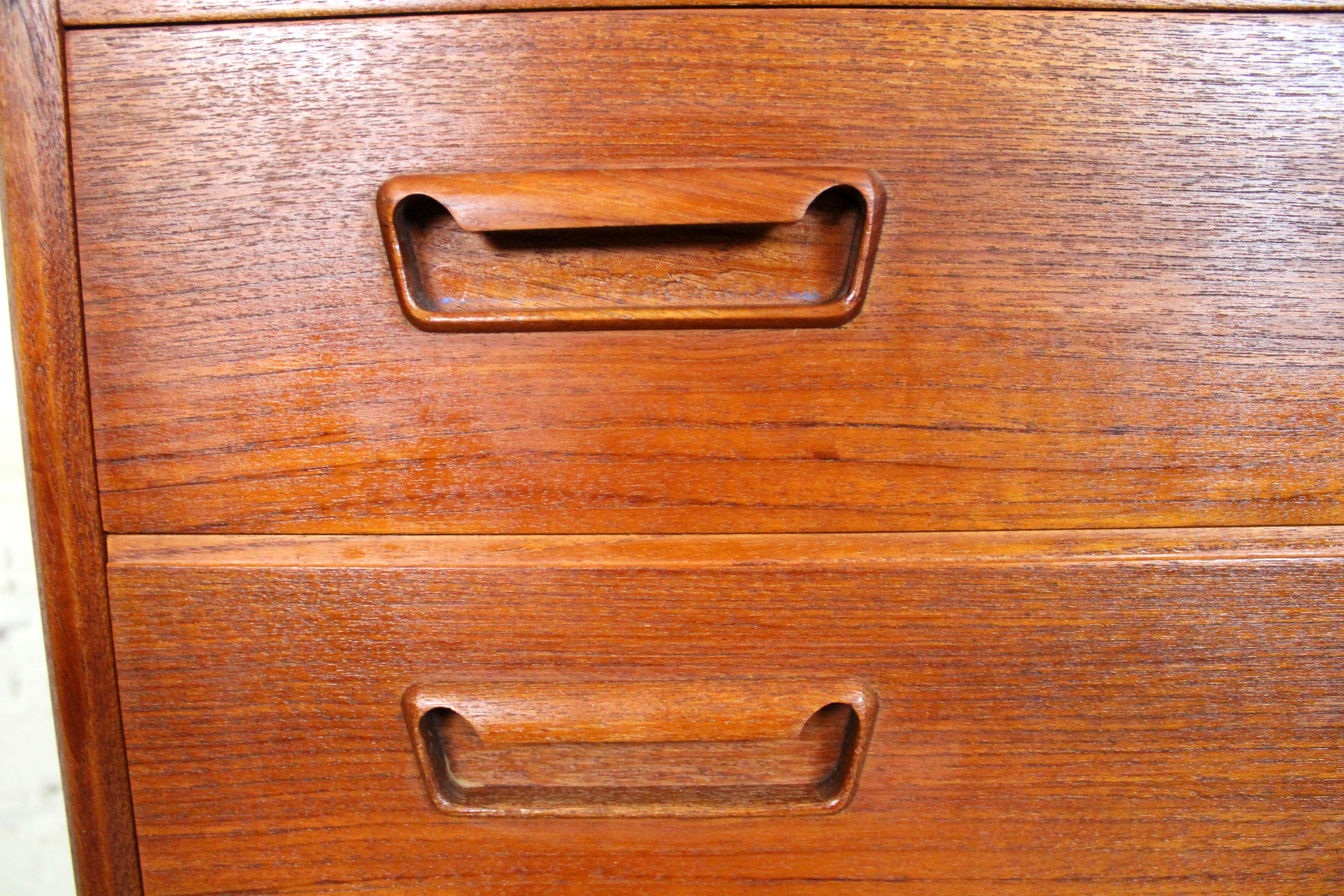 Mid-Century Modern Teak Chest of Drawers For Sale 6