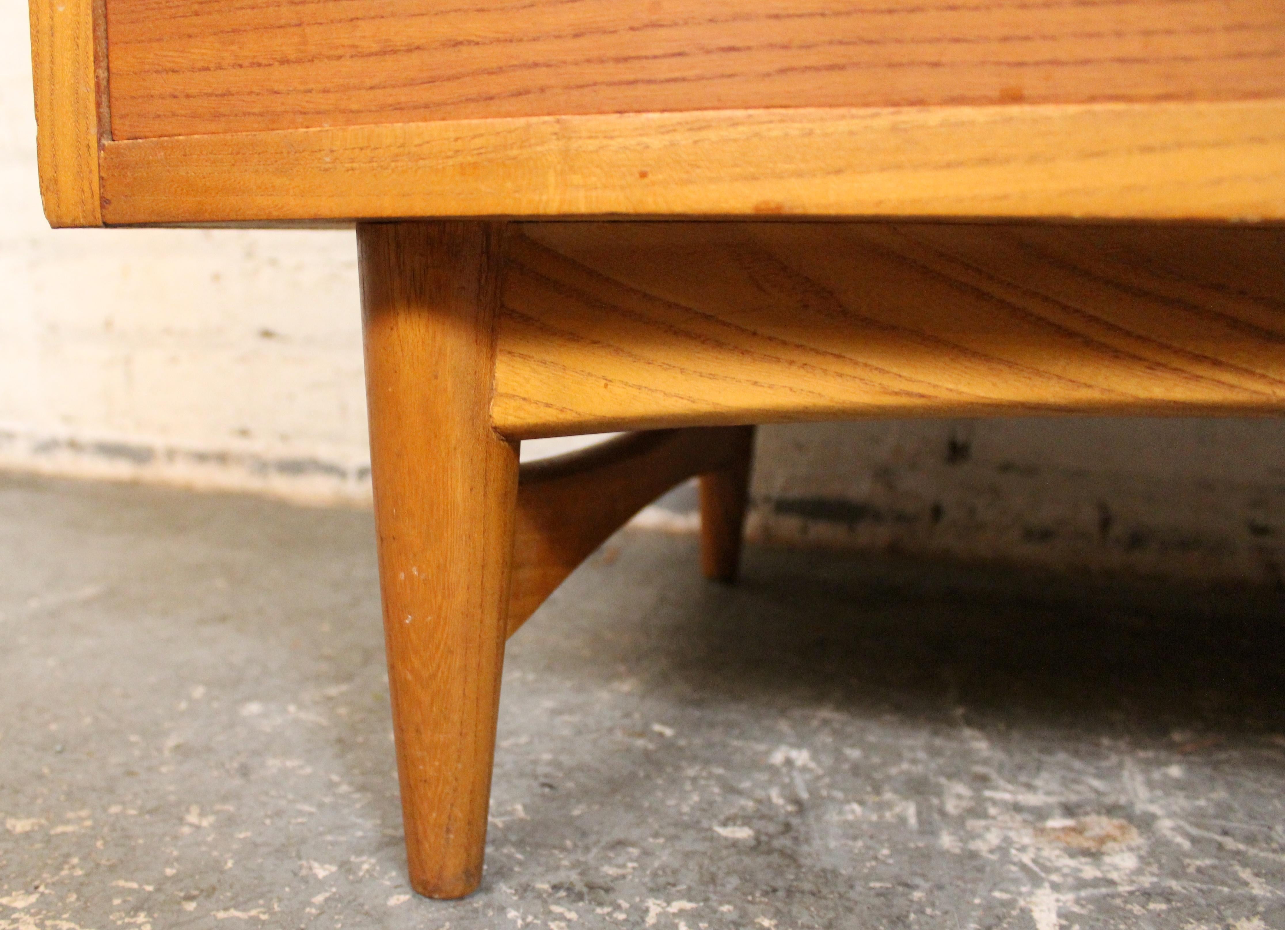 Mid-Century Modern Teak Chest of Drawers For Sale 7