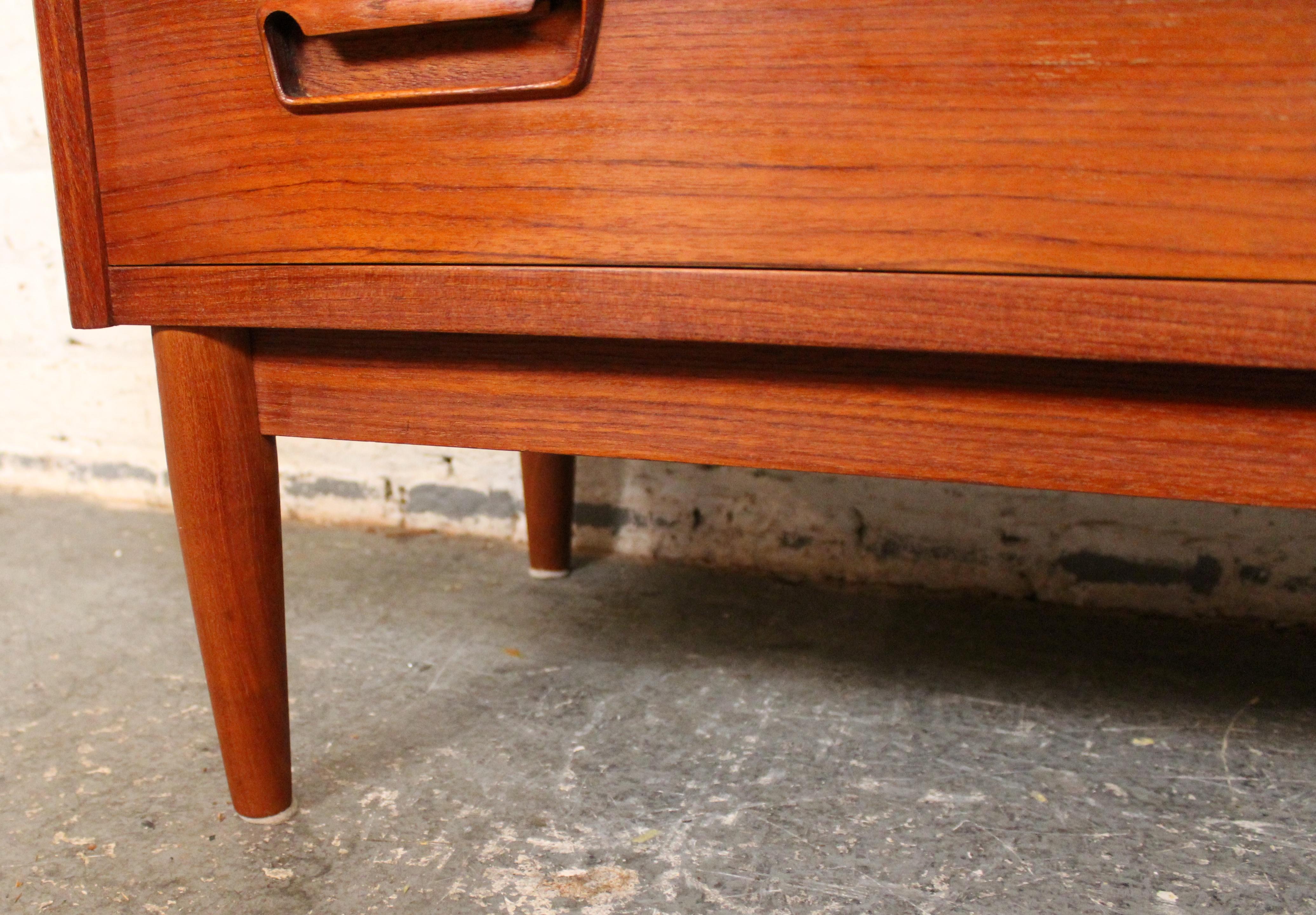 Mid-Century Modern Teak Chest of Drawers For Sale 7