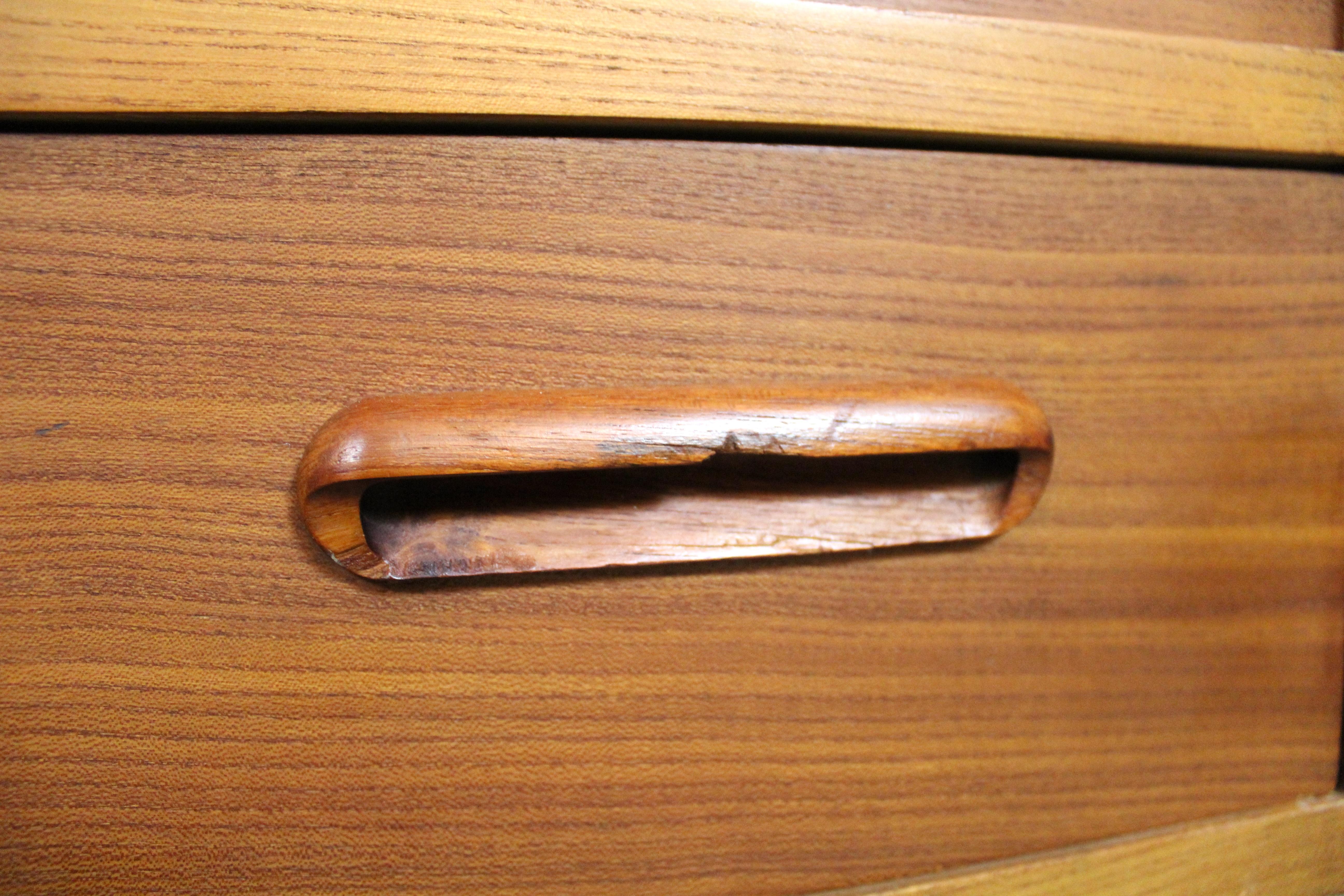 Mid-Century Modern Teak Chest of Drawers For Sale 8