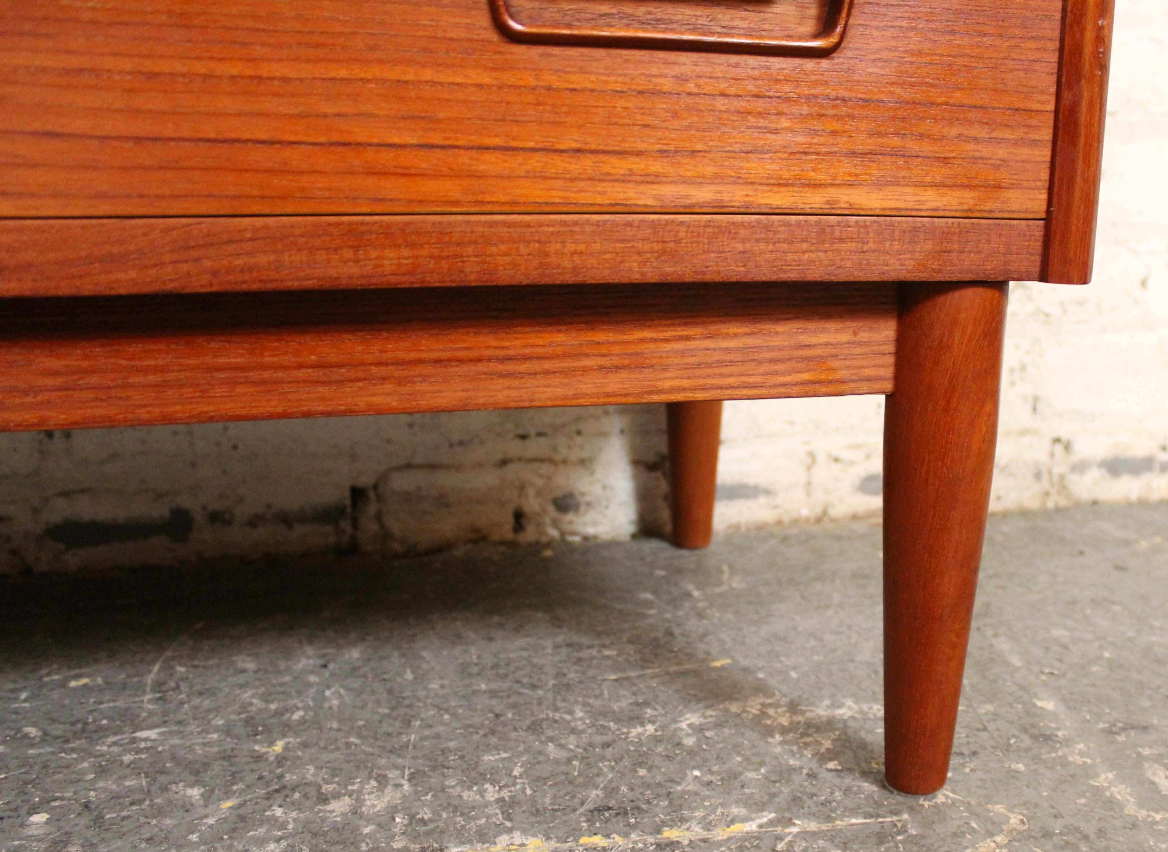 Mid-Century Modern Teak Chest of Drawers For Sale 8