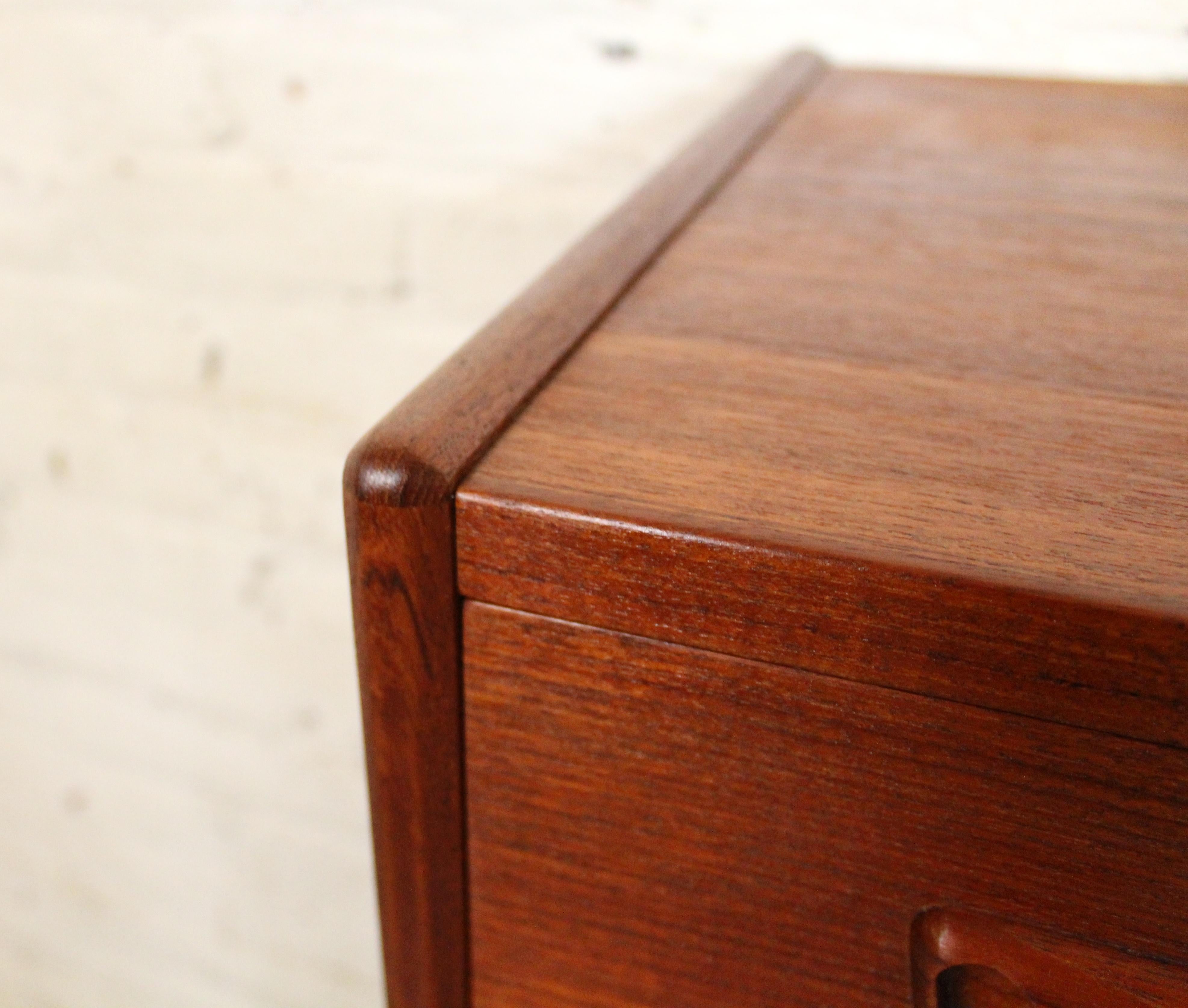 Mid-Century Modern Teak Chest of Drawers For Sale 9