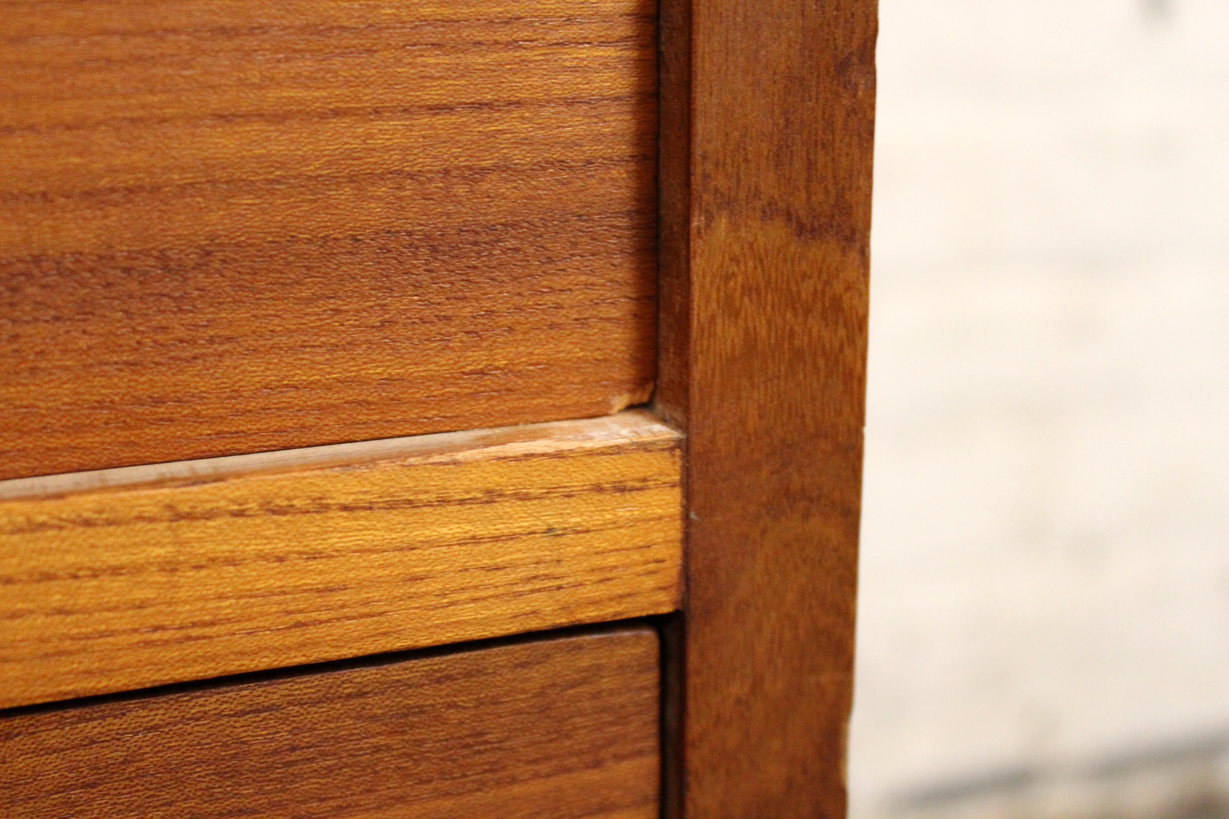 Mid-Century Modern Teak Chest of Drawers For Sale 10