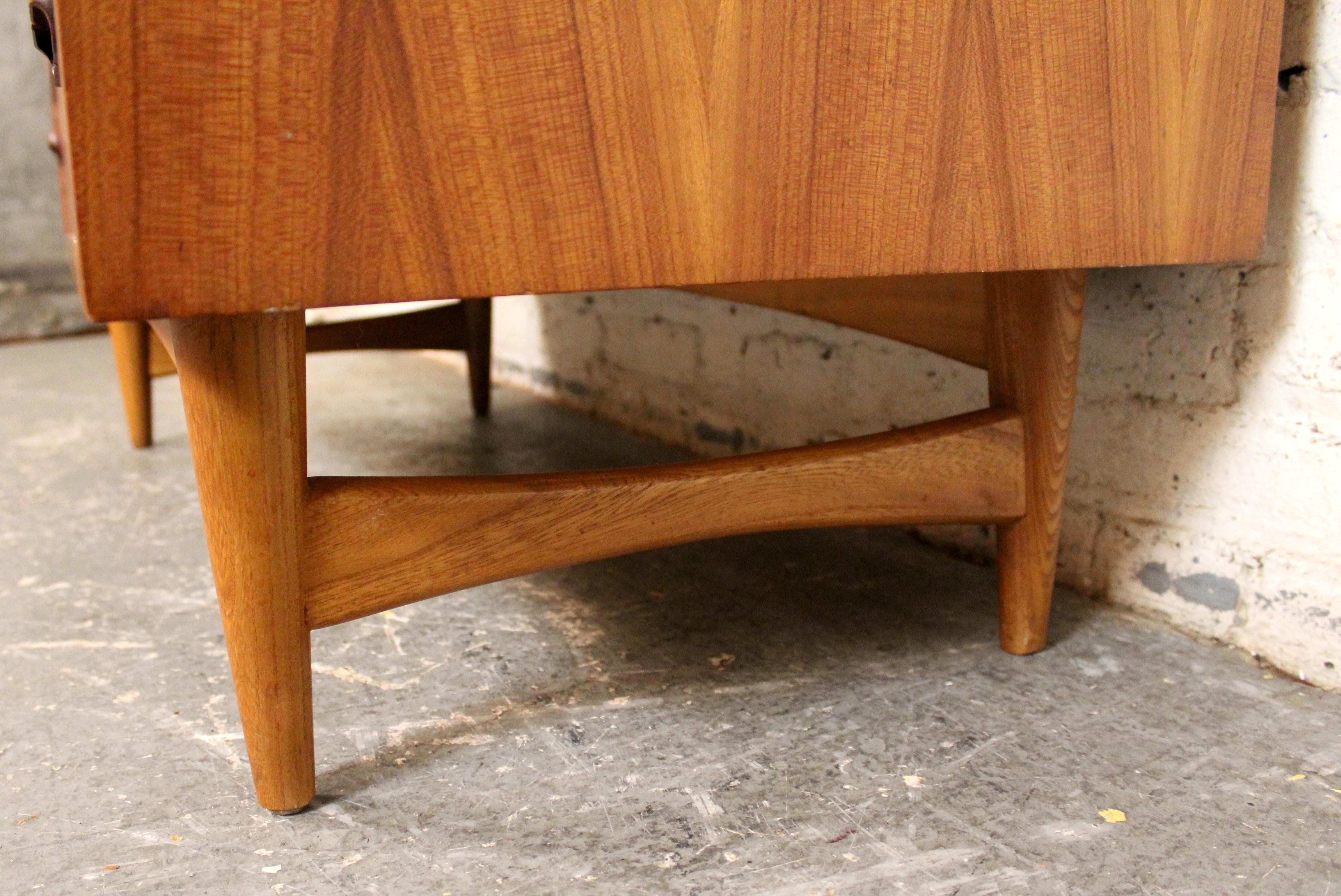 Mid-Century Modern Teak Chest of Drawers For Sale 11