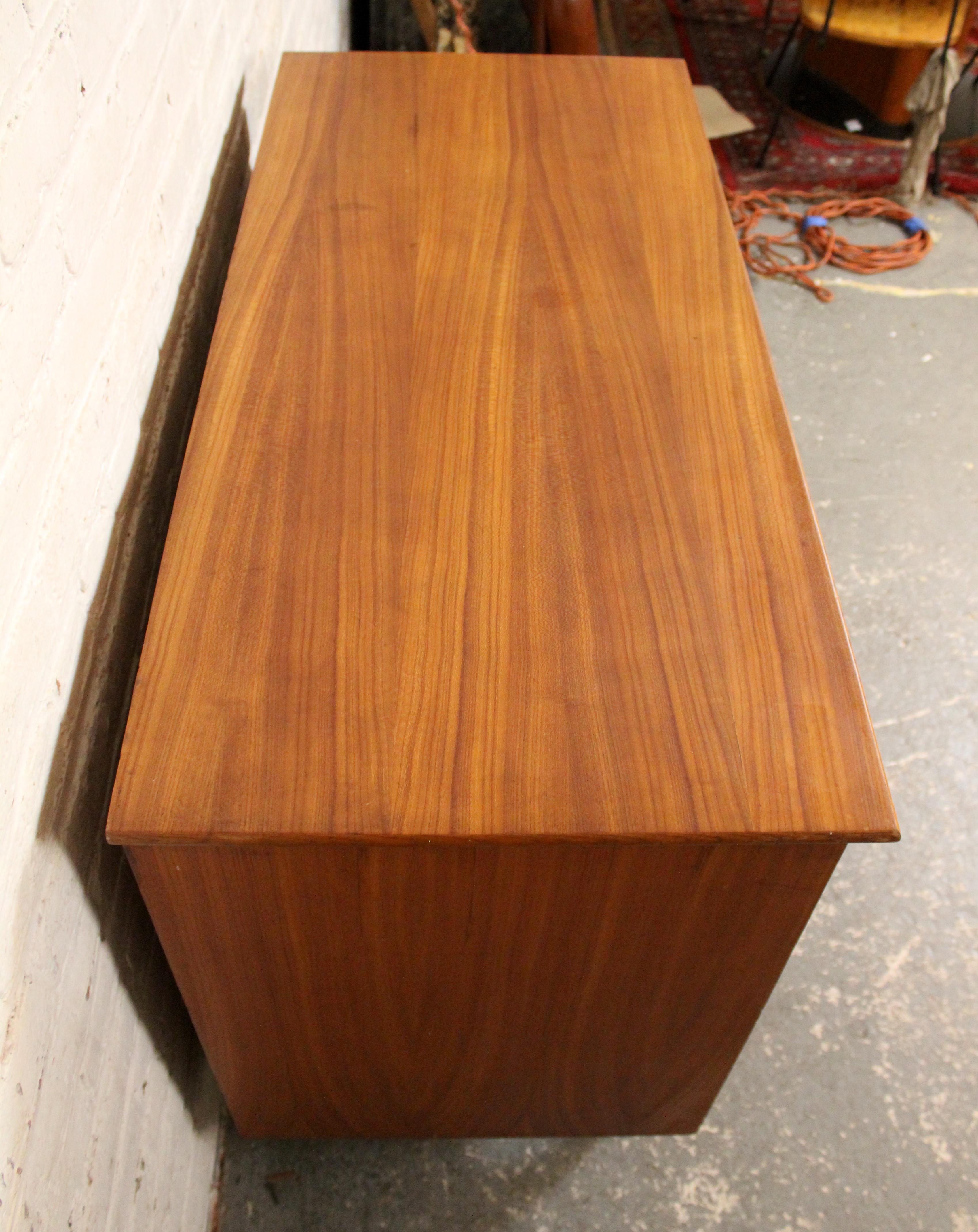 Mid-Century Modern Teak Chest of Drawers In Good Condition For Sale In Brooklyn, NY