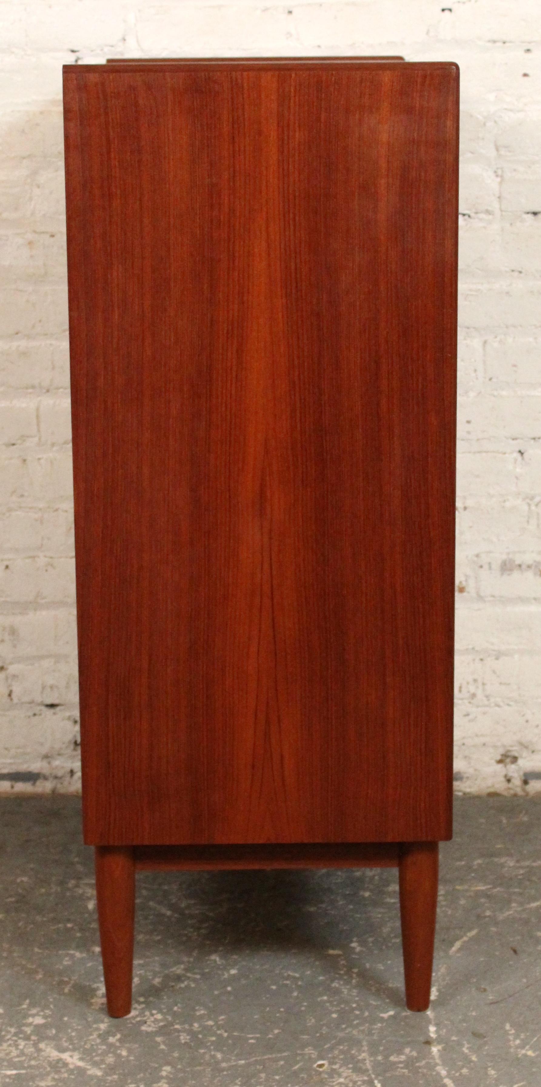 Mid-Century Modern Teak Chest of Drawers In Good Condition For Sale In Brooklyn, NY