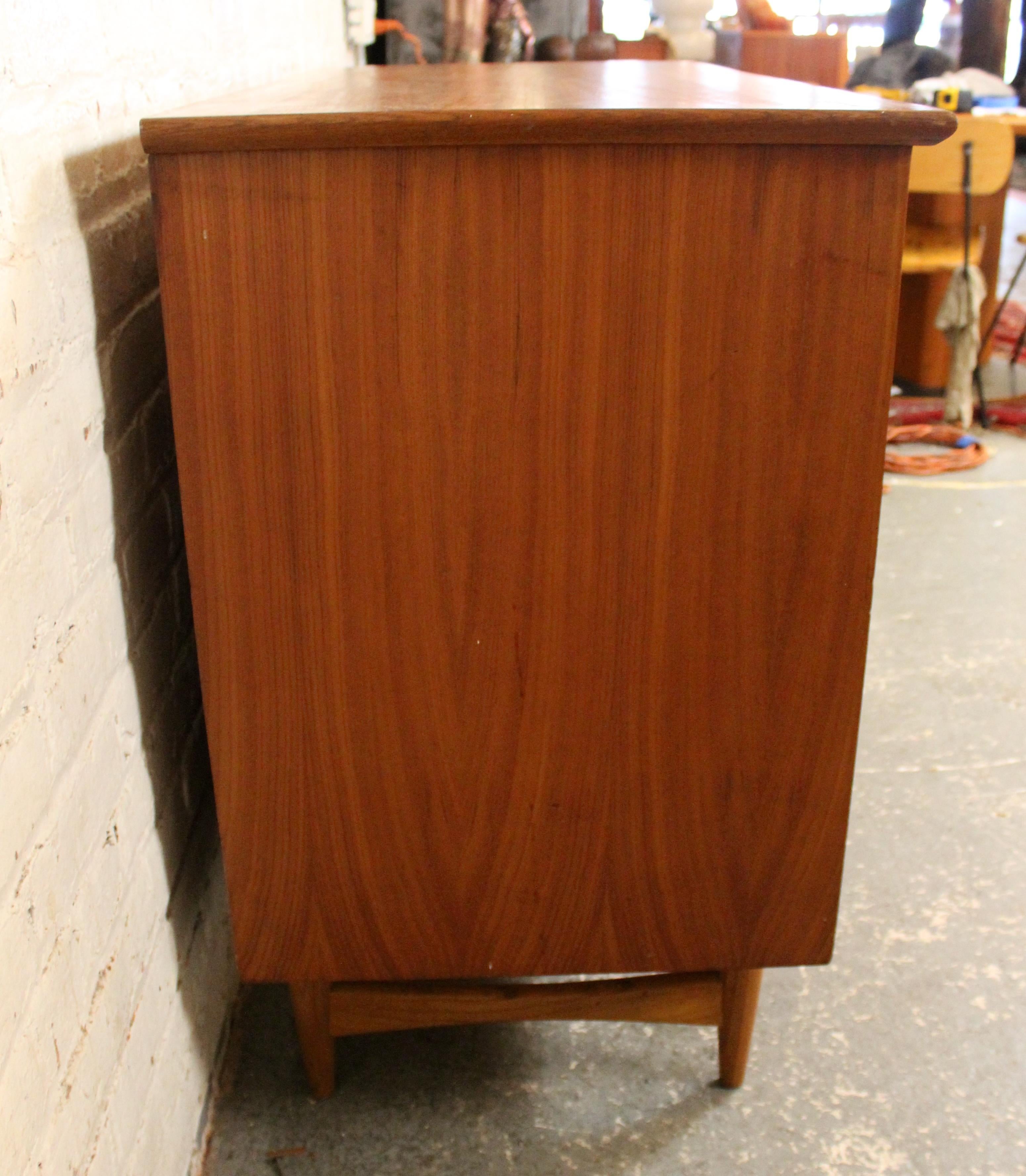 20th Century Mid-Century Modern Teak Chest of Drawers For Sale