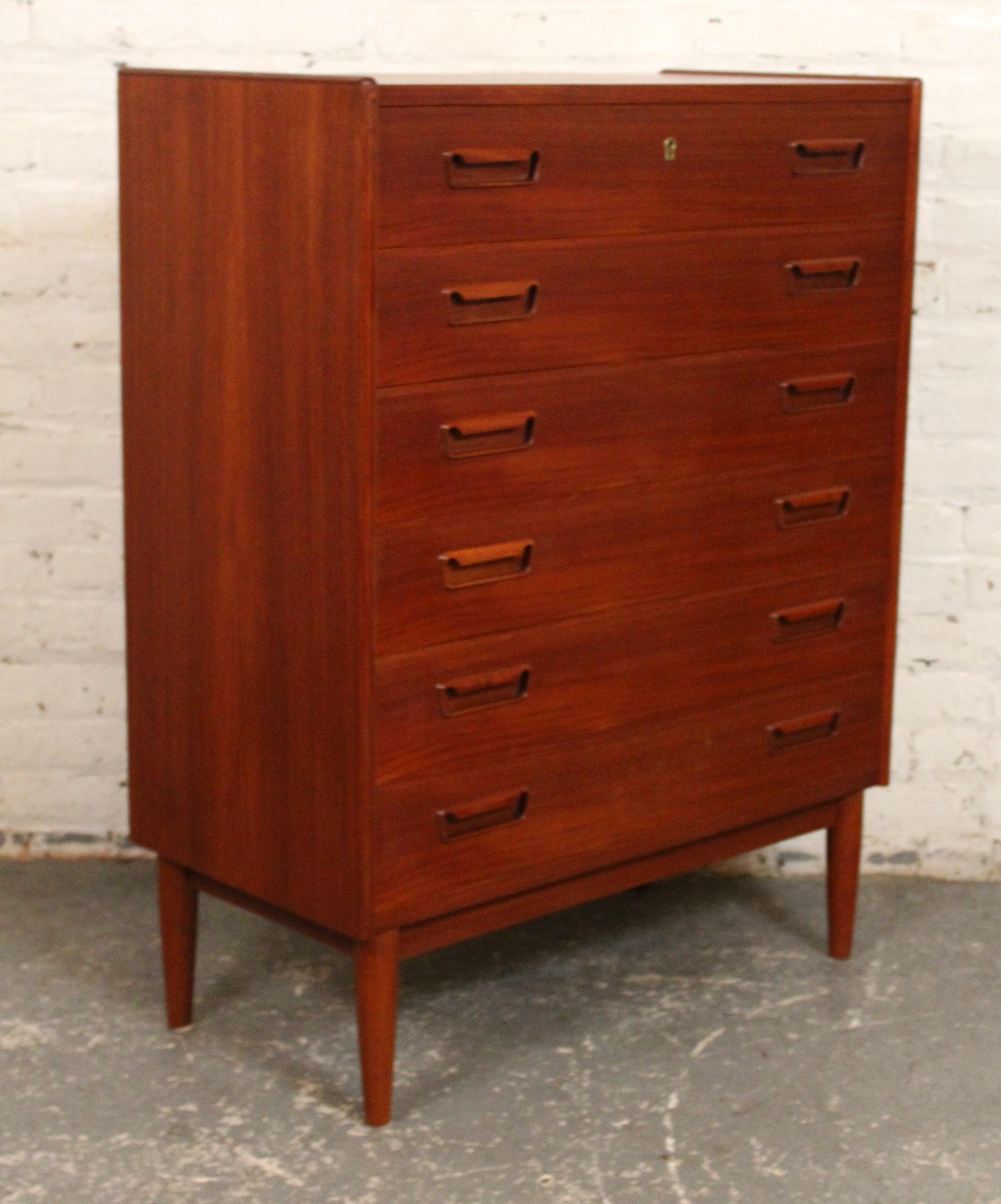 20th Century Mid-Century Modern Teak Chest of Drawers For Sale