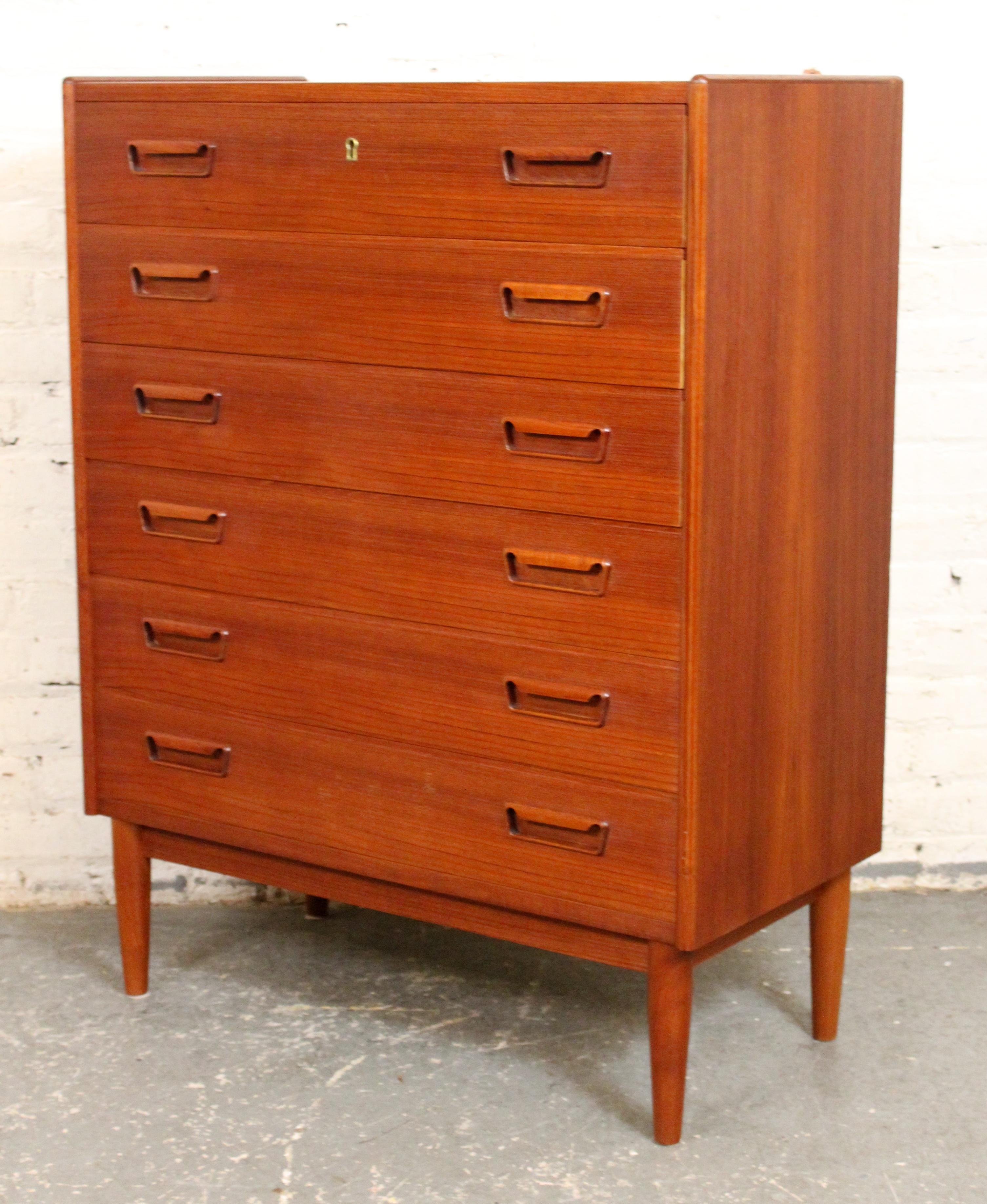 Wood Mid-Century Modern Teak Chest of Drawers For Sale