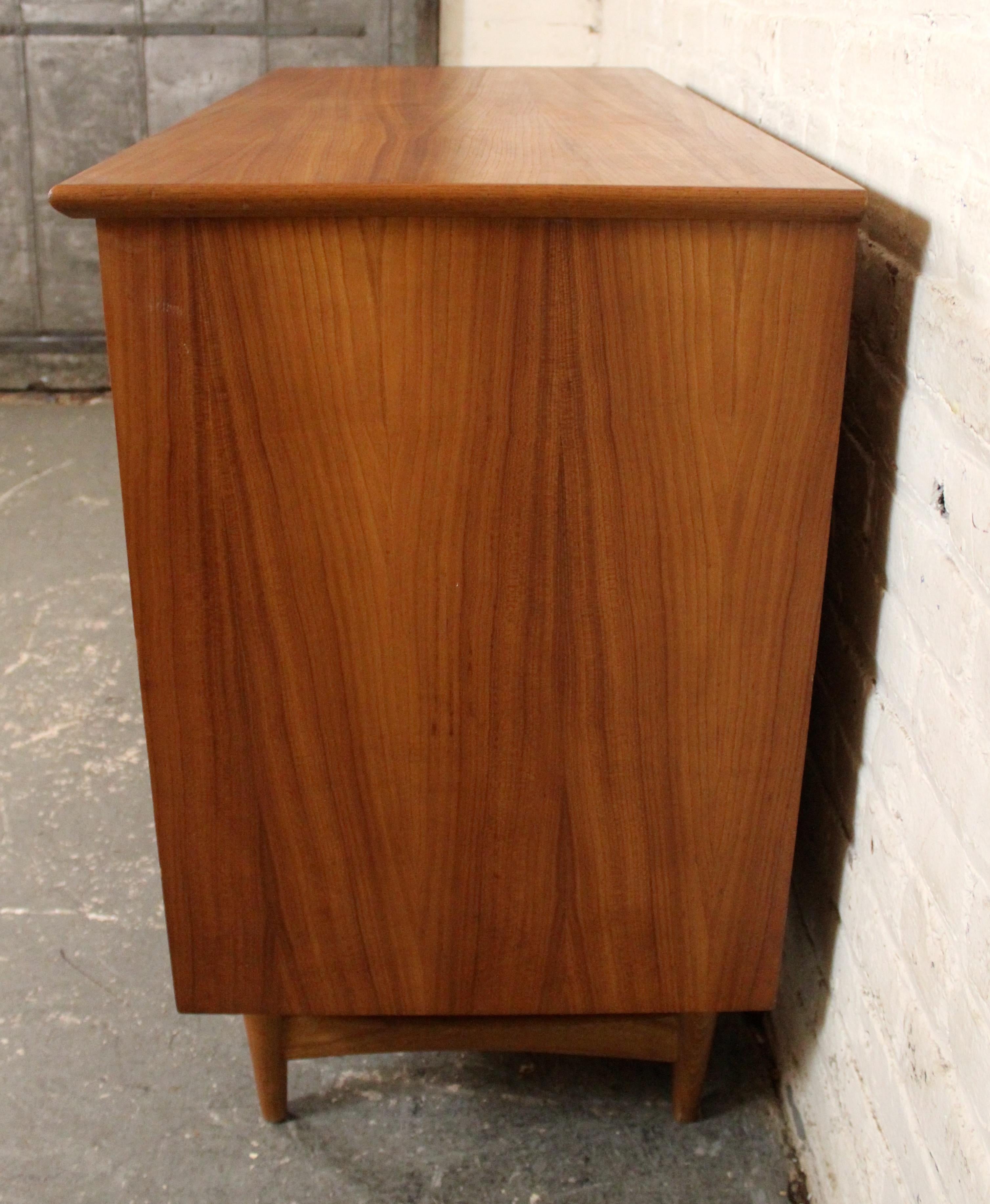 Mid-Century Modern Teak Chest of Drawers For Sale 1