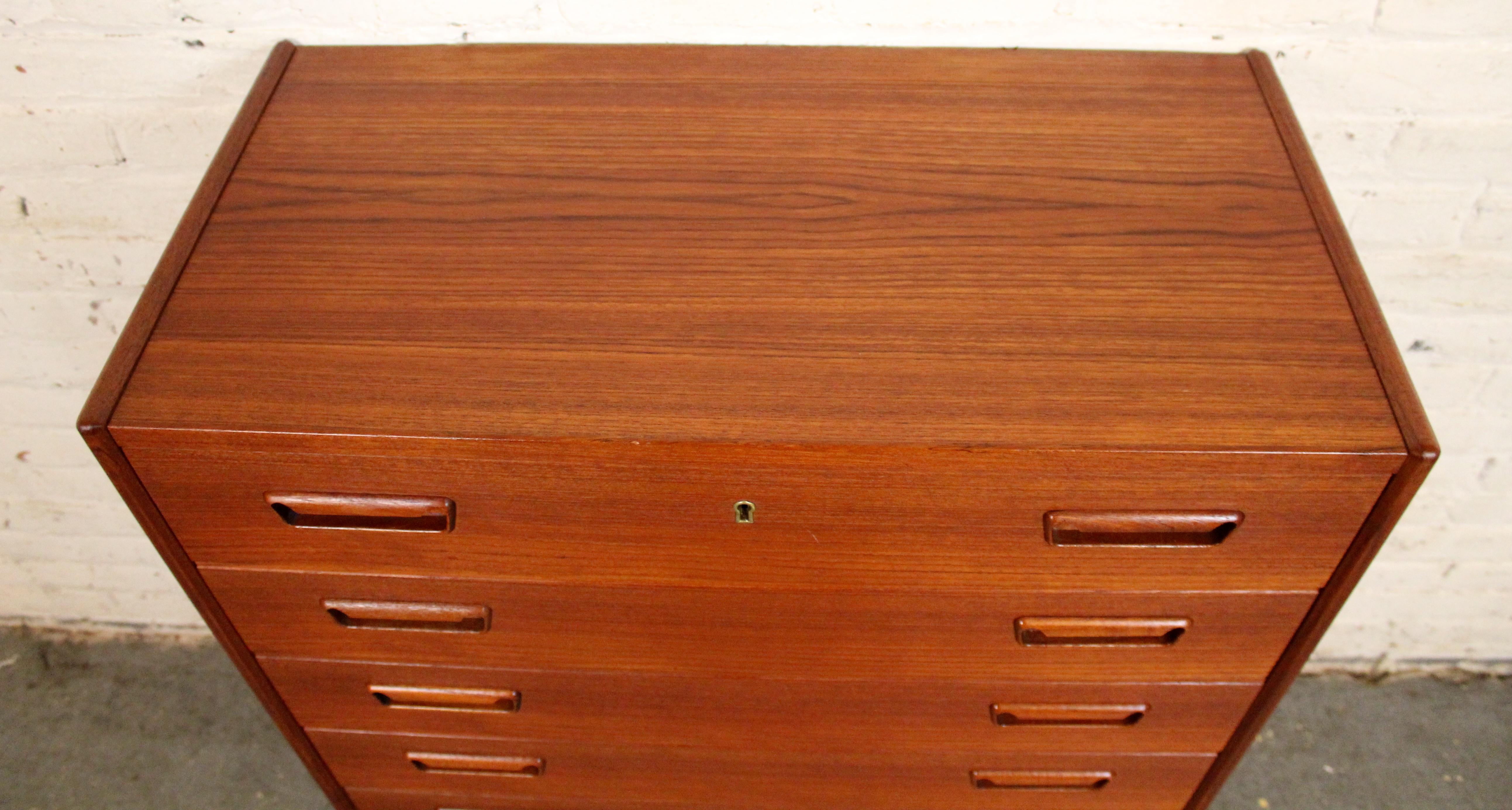 Mid-Century Modern Teak Chest of Drawers For Sale 1