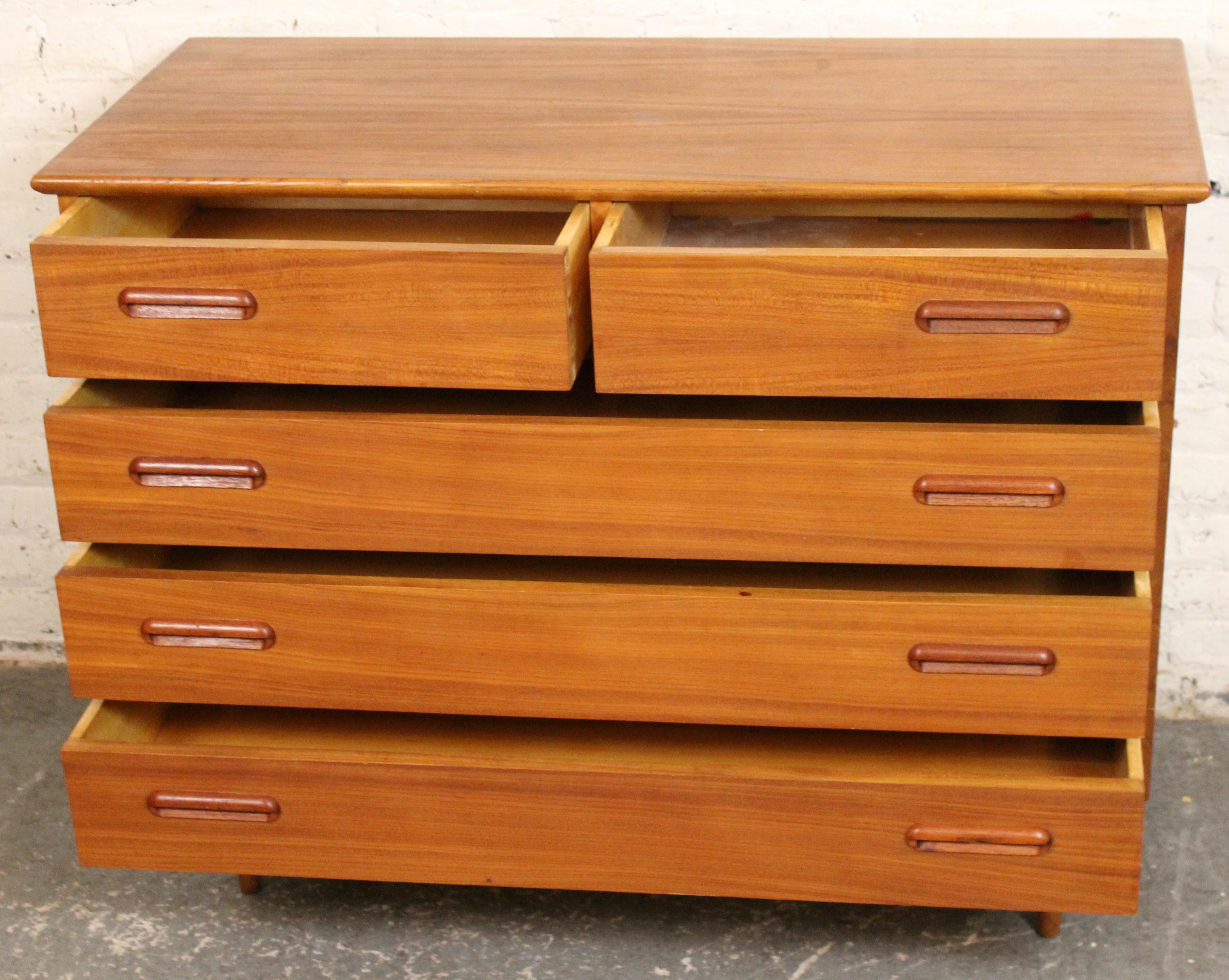 Mid-Century Modern Teak Chest of Drawers For Sale 2