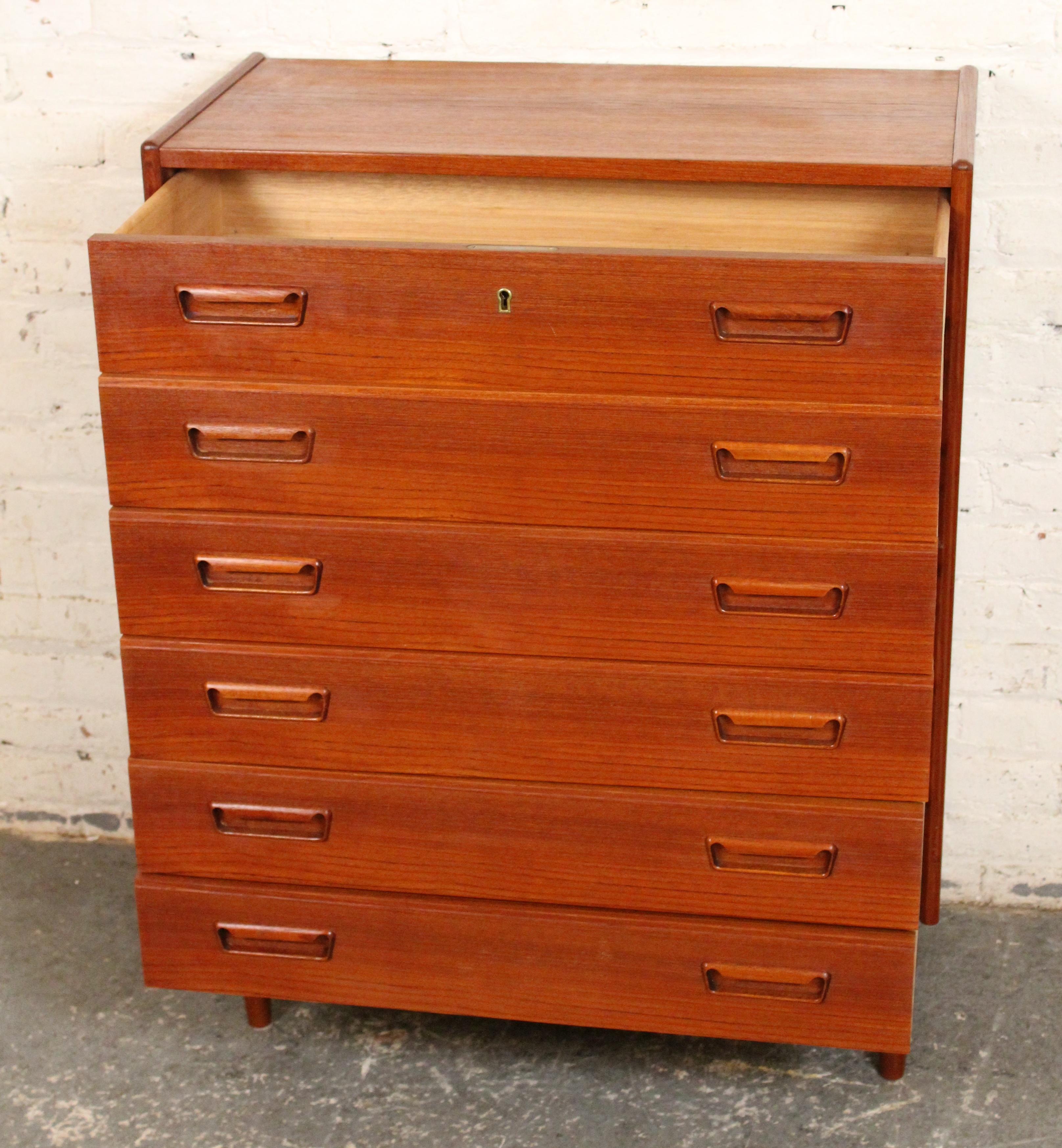 Mid-Century Modern Teak Chest of Drawers For Sale 2