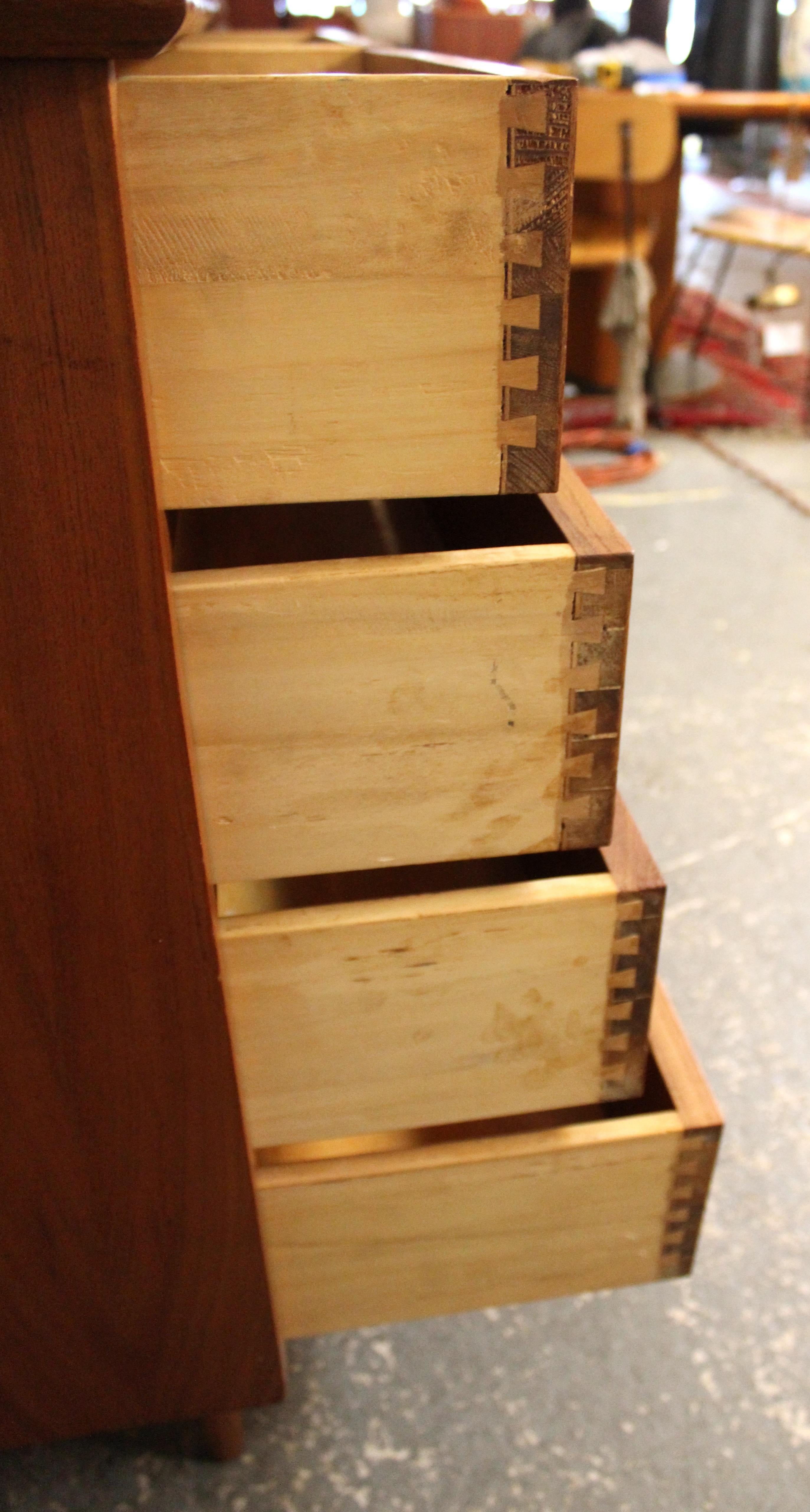 Mid-Century Modern Teak Chest of Drawers For Sale 3