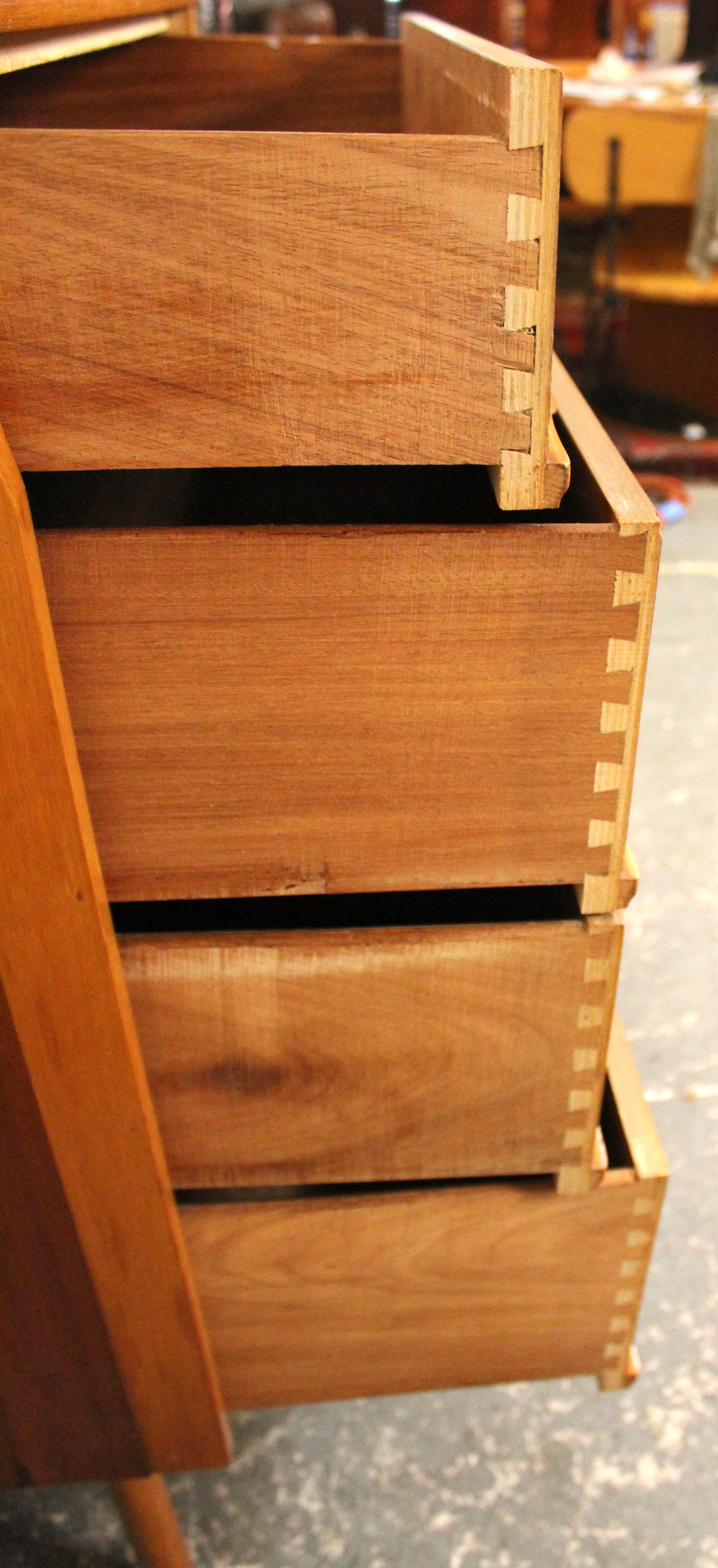 Mid-Century Modern Teak Chest of Drawers For Sale 3