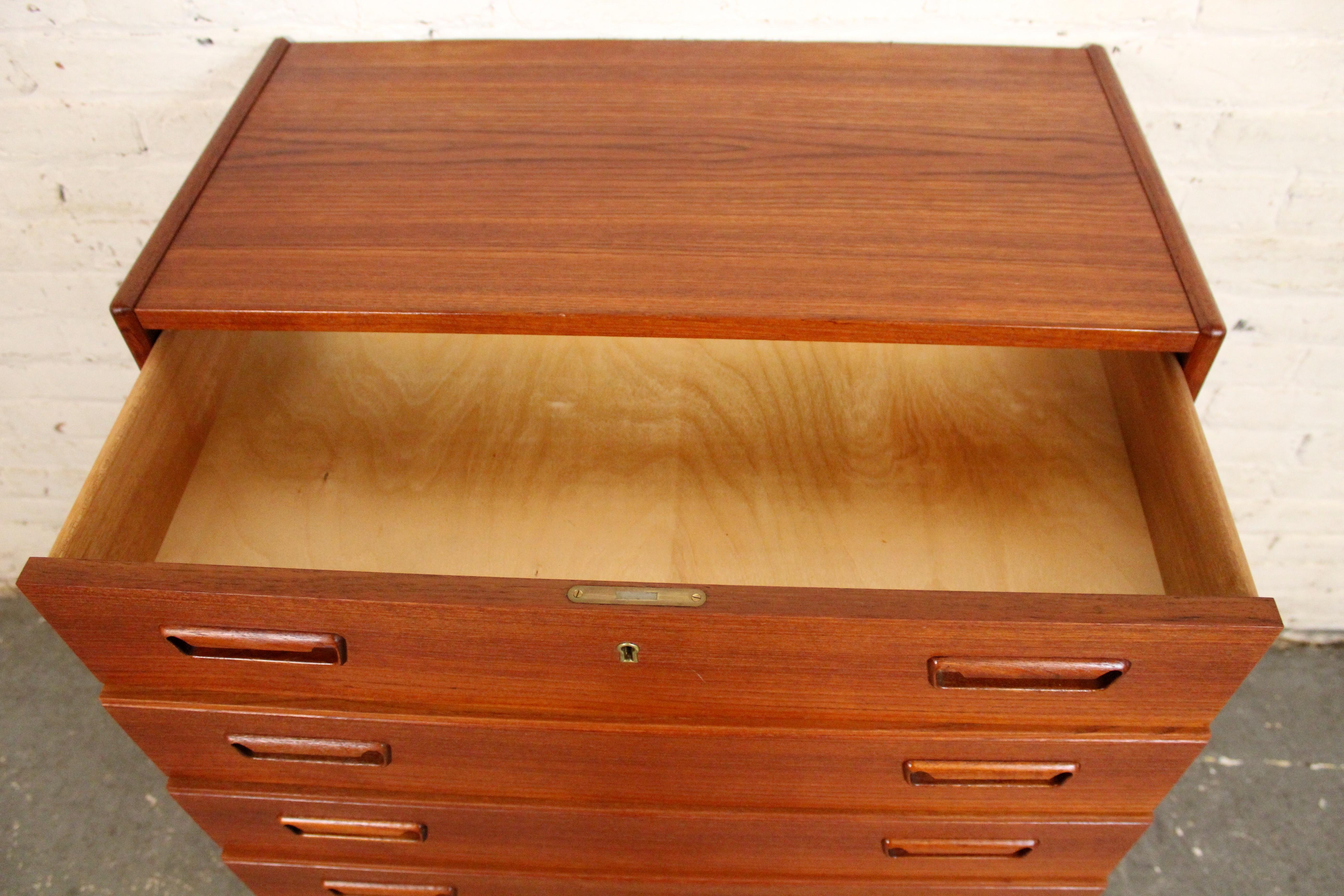 Mid-Century Modern Teak Chest of Drawers For Sale 3