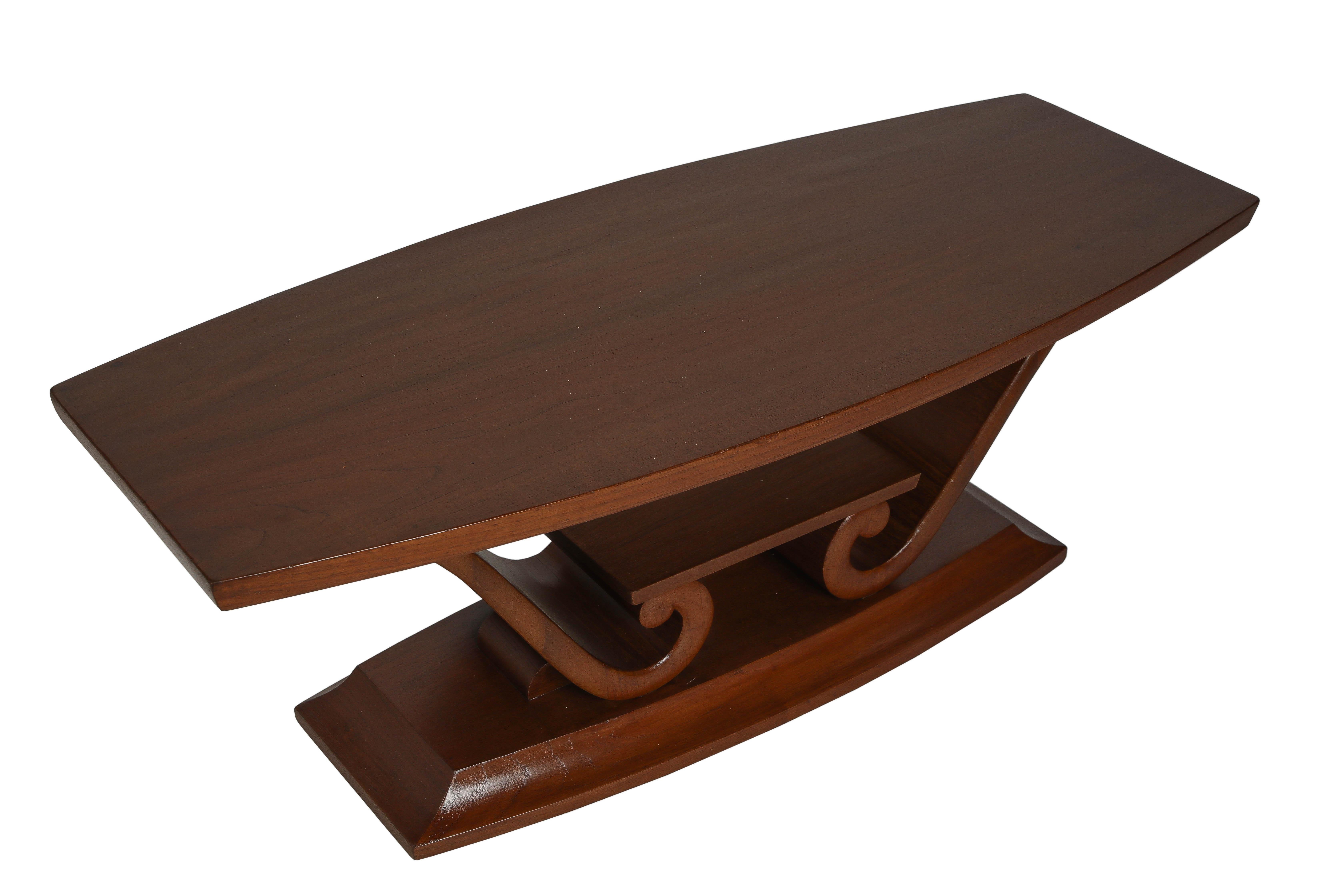 Une belle table basse ou table de cocktail en teck de style moderne du milieu du siècle.  Le plateau est arrondi et une étagère inférieure se trouve au sommet des supports incurvés.  Base biseautée.  Solide et remis à neuf.  Taille parfaite pour