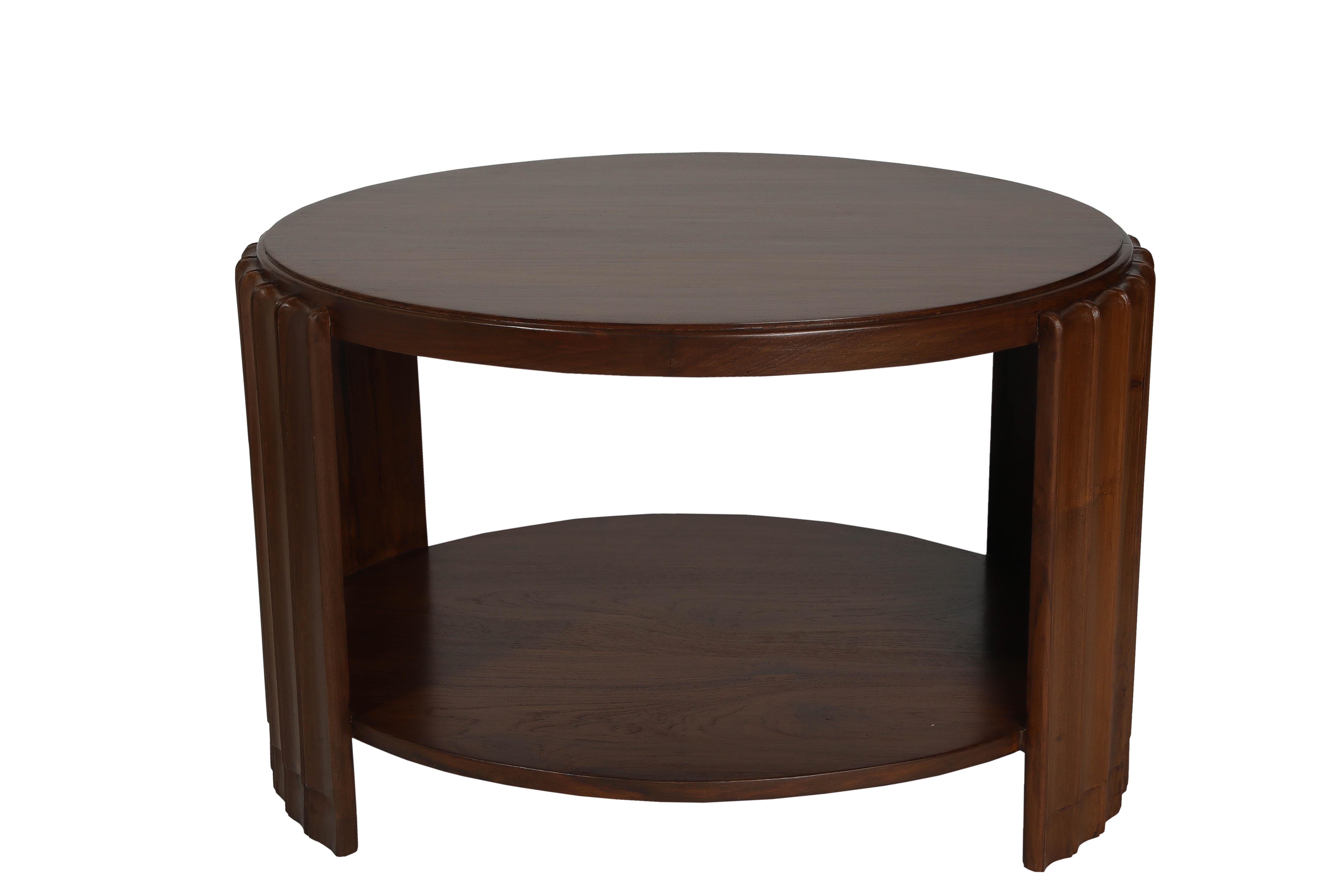 Une table basse ou table d'appoint en teck, simple et élégante, de style moderne du milieu du siècle. Elle est dotée d'une étagère inférieure et de côtés sculptés et cannelés. Belle forme ovale. Européen, années 1970

The Lockhart Collection est une