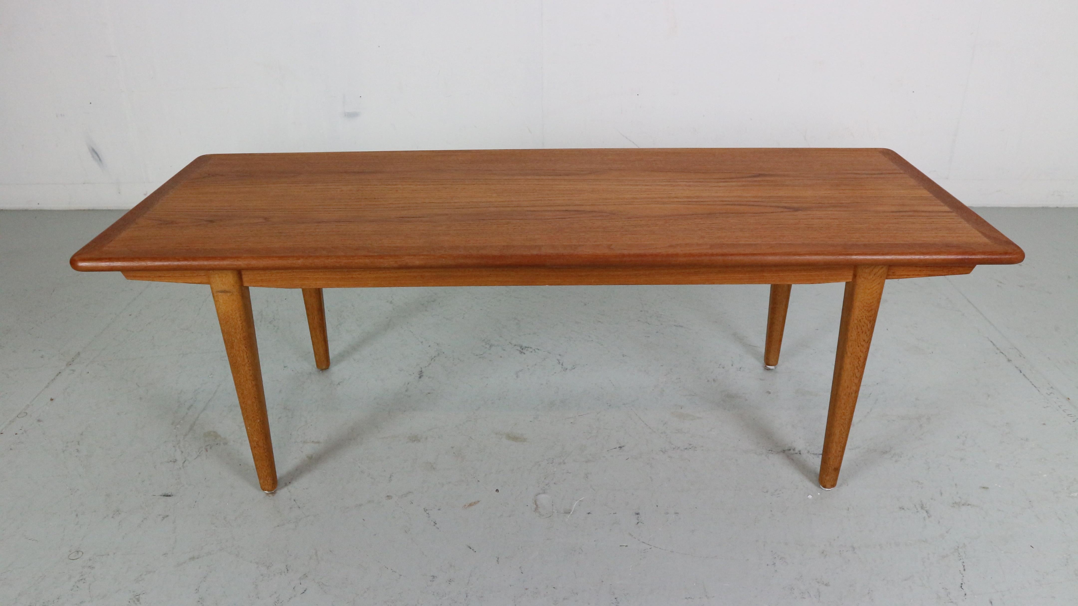 Table basse en teck d'époque moderne du milieu du siècle dernier, fabriquée dans les années 1960 au Danemark.

Cette table basse minimaliste est fabriquée en bois de teck massif et se trouve dans un excellent état vintage.

