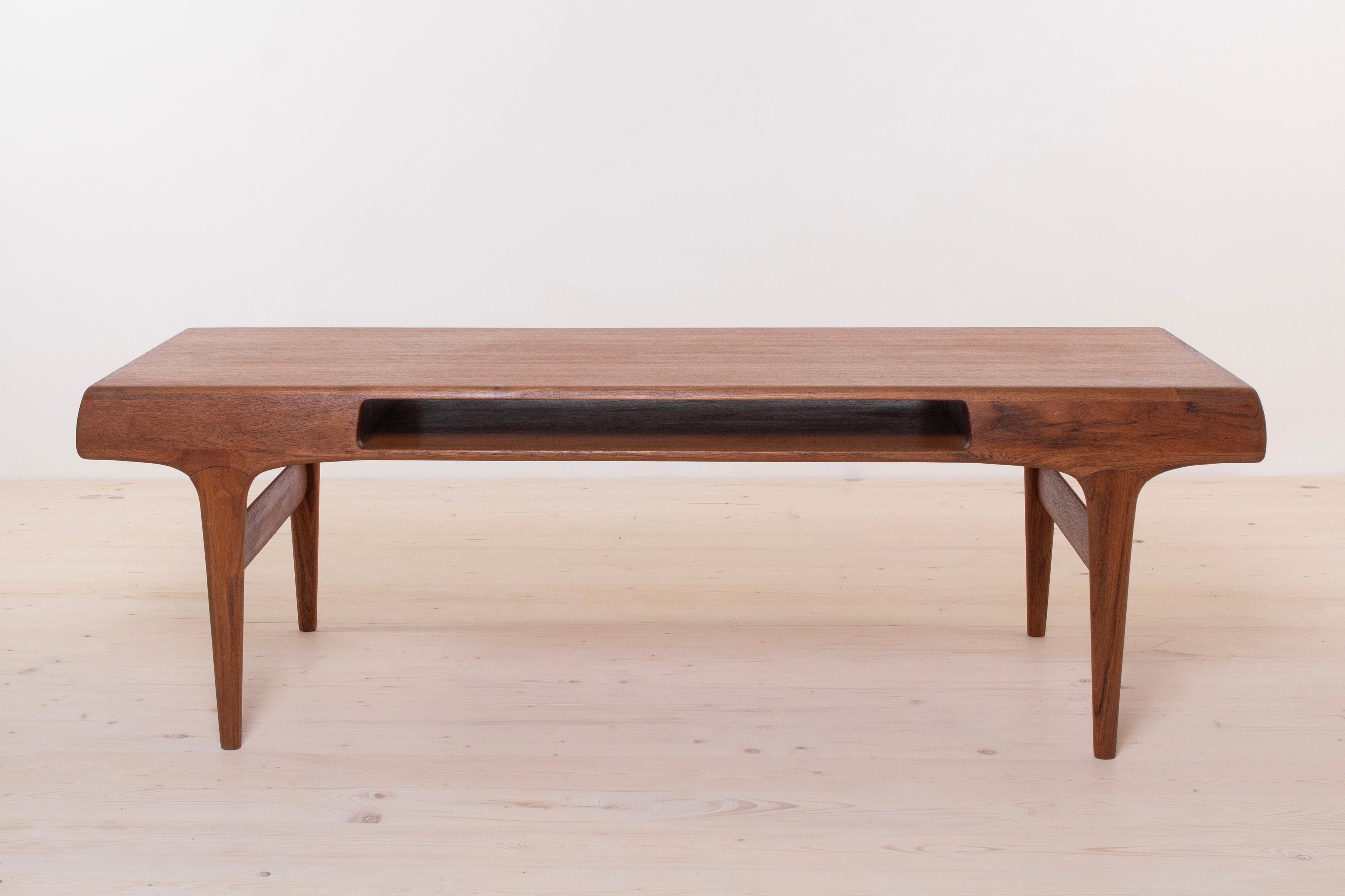  Mid-Century Modern Teak Coffee Table by Johannes Andersen, Scandinavian Design For Sale 5