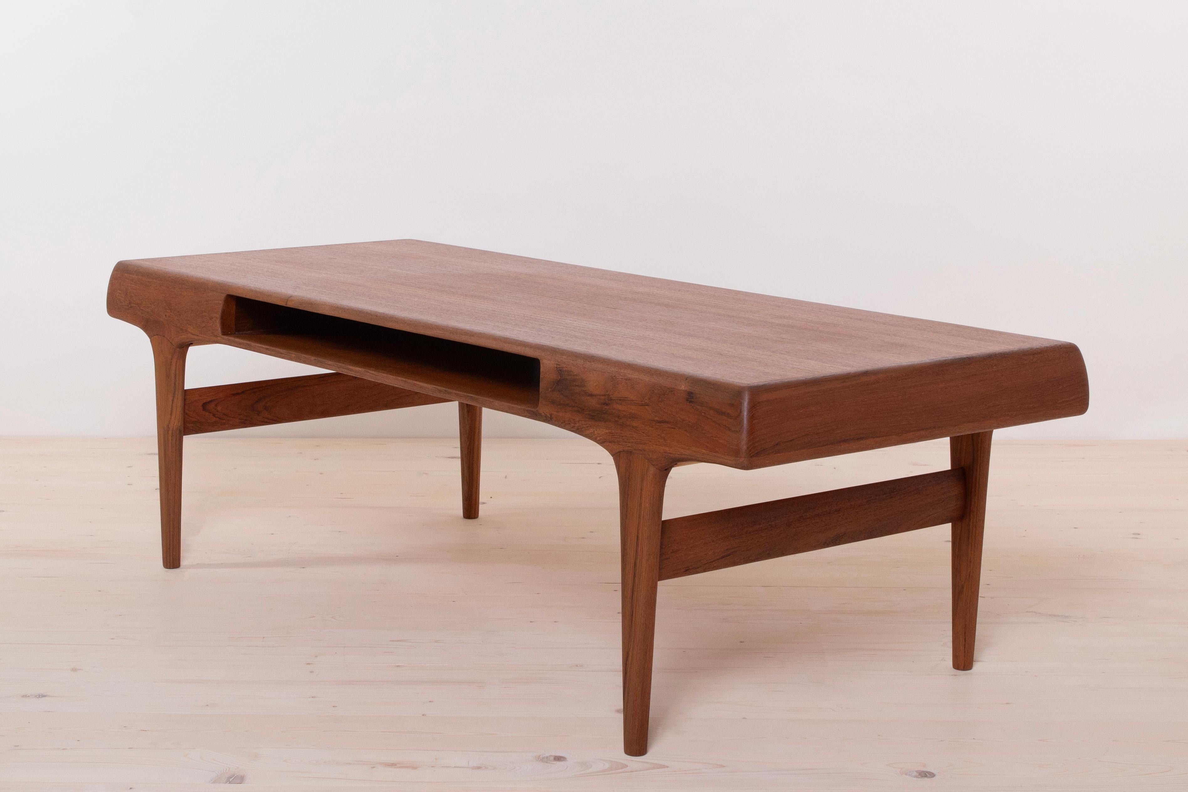  Mid-Century Modern Teak Coffee Table by Johannes Andersen, Scandinavian Design For Sale 6