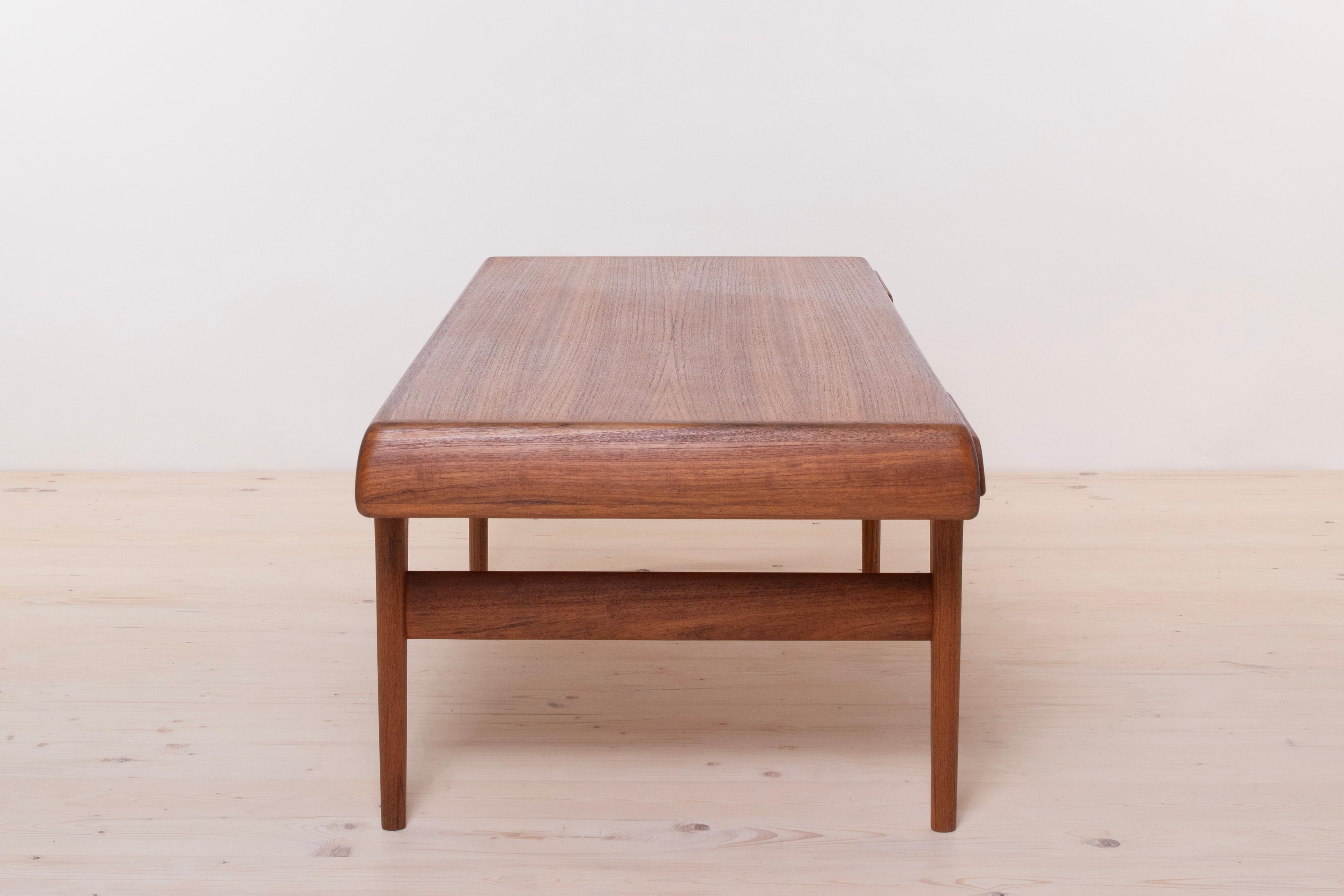  Mid-Century Modern Teak Coffee Table by Johannes Andersen, Scandinavian Design For Sale 7