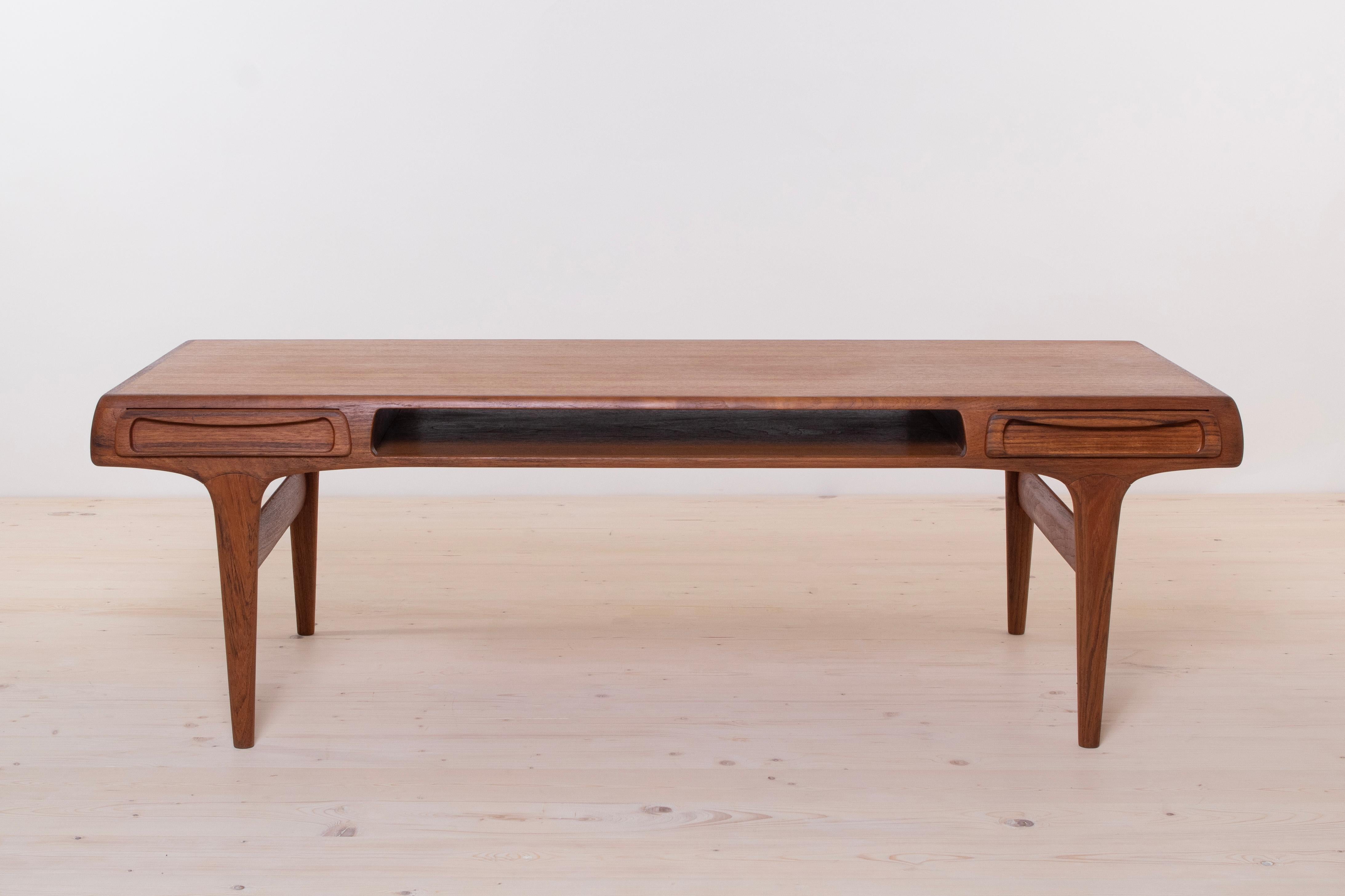 La table basse en teck Johannes Andresen, conçue et fabriquée dans les années 1960, est l'incarnation même de l'élégance et de l'artisanat. Élevez votre espace de vie avec cette pièce intemporelle qui allie harmonieusement le design scandinave et la