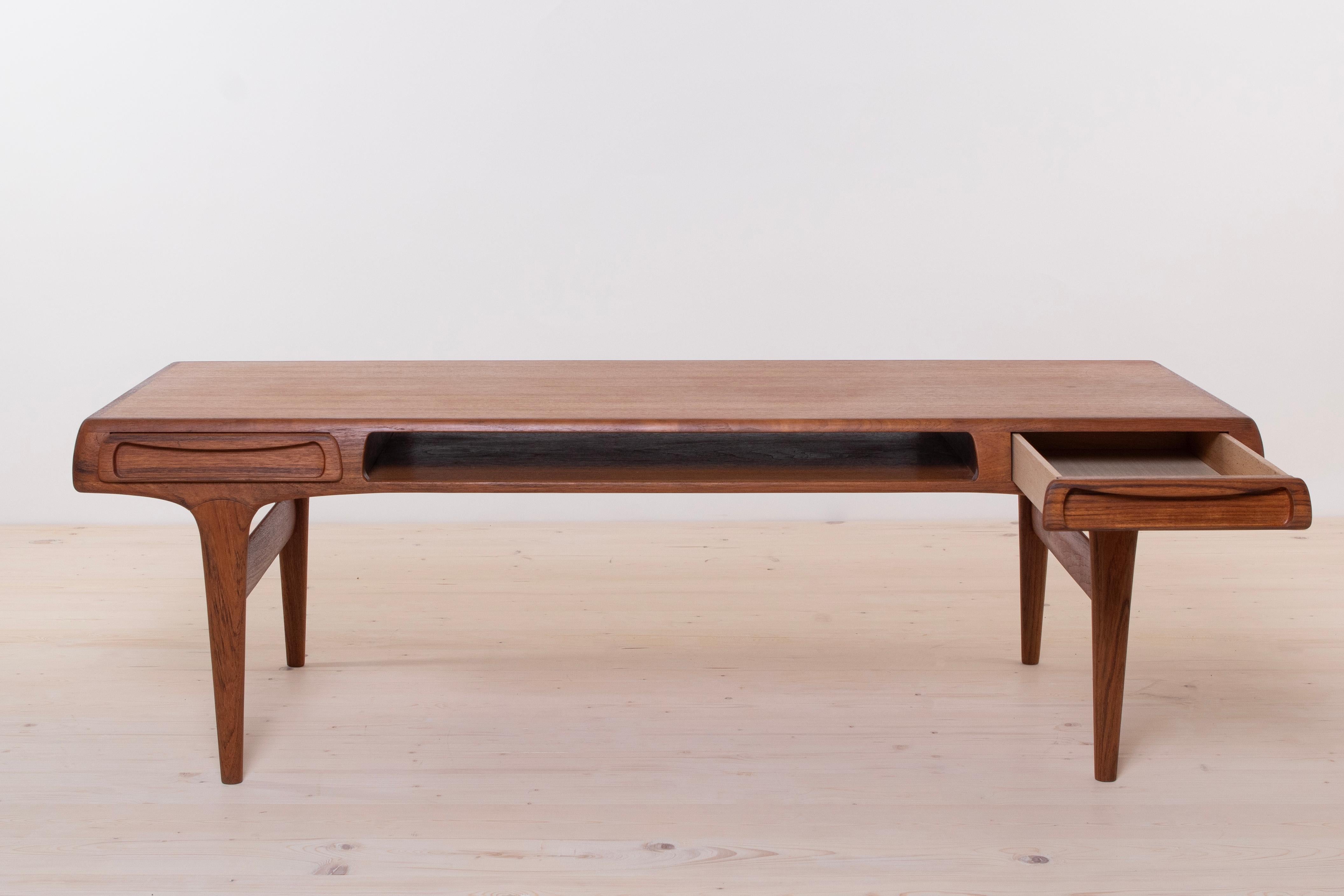 Mid-Century Modern  Table basse en teck moderne du milieu du siècle dernier de Johannes Andersen, design scandinave en vente