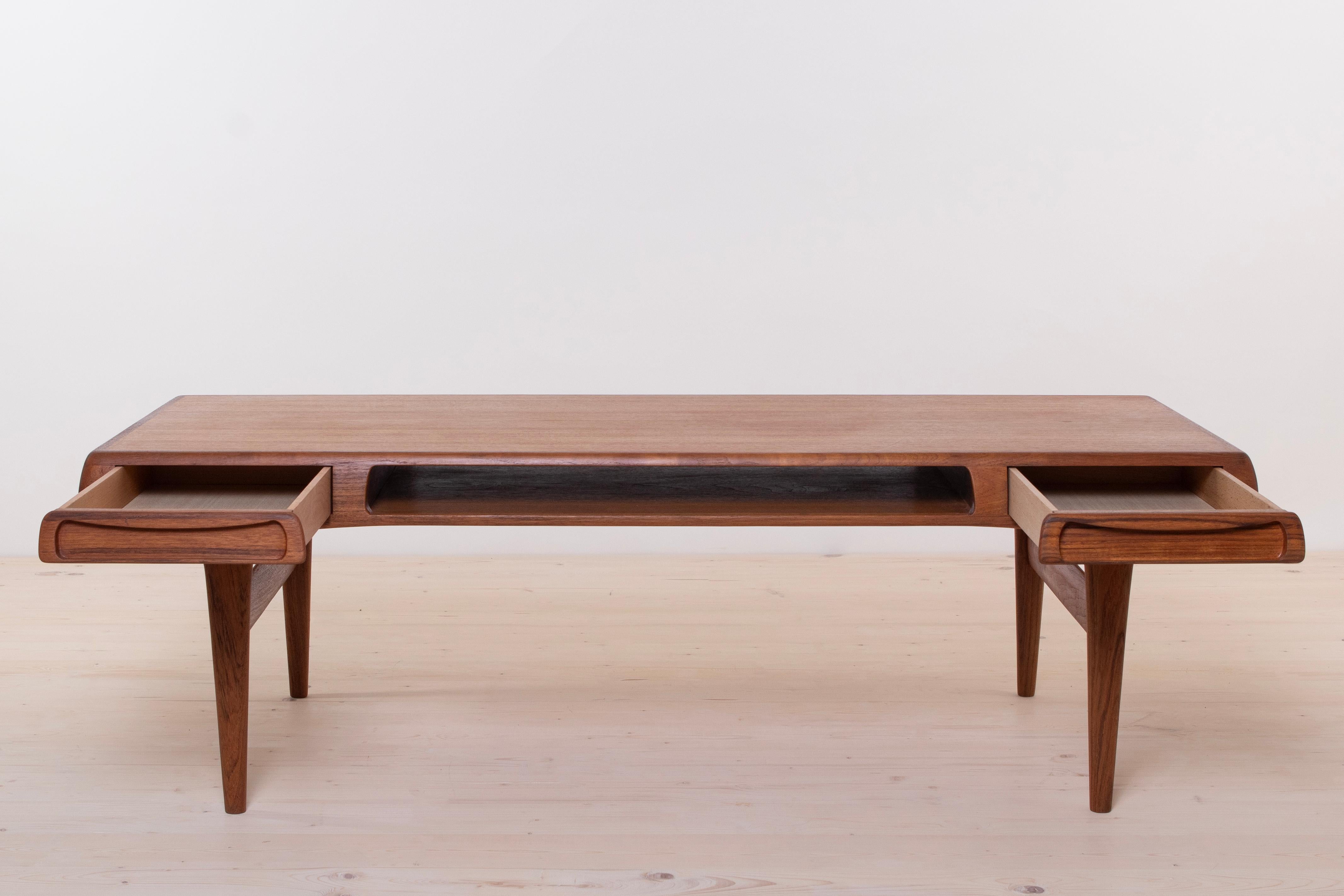 Scandinave  Table basse en teck moderne du milieu du siècle dernier de Johannes Andersen, design scandinave en vente