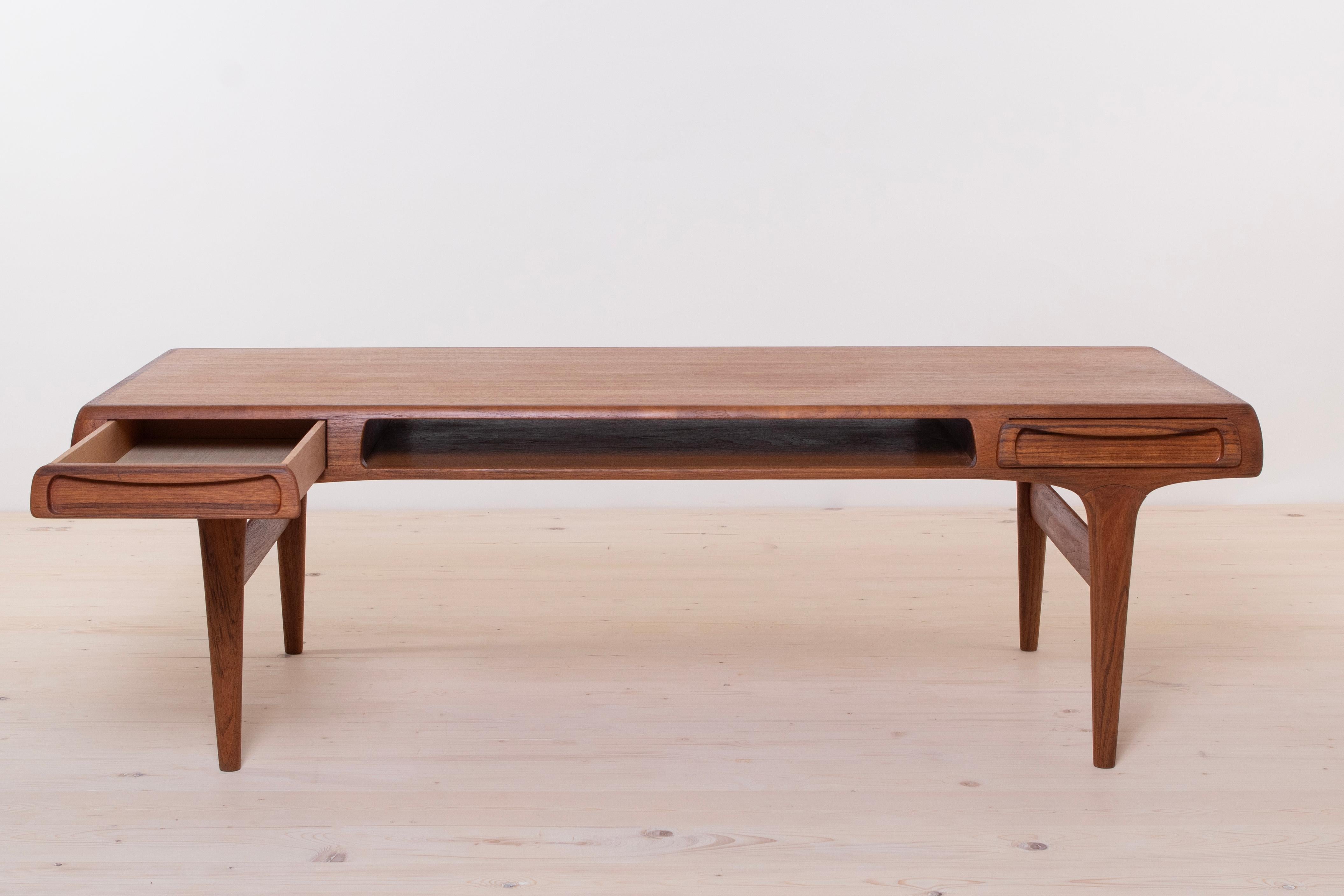 Huilé  Table basse en teck moderne du milieu du siècle dernier de Johannes Andersen, design scandinave en vente